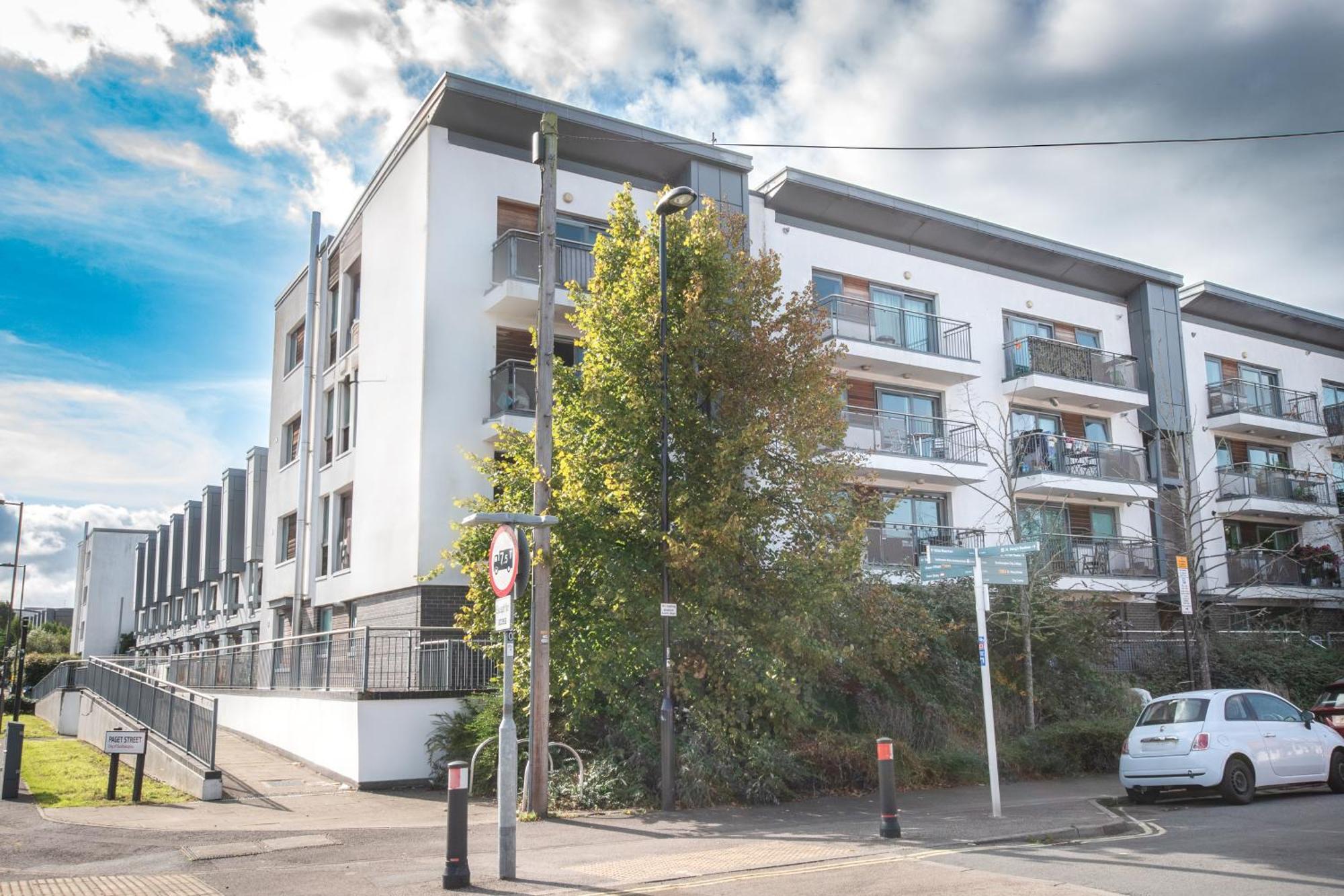 Accessible 2 Bedrooms Flat + P Apartment Southampton