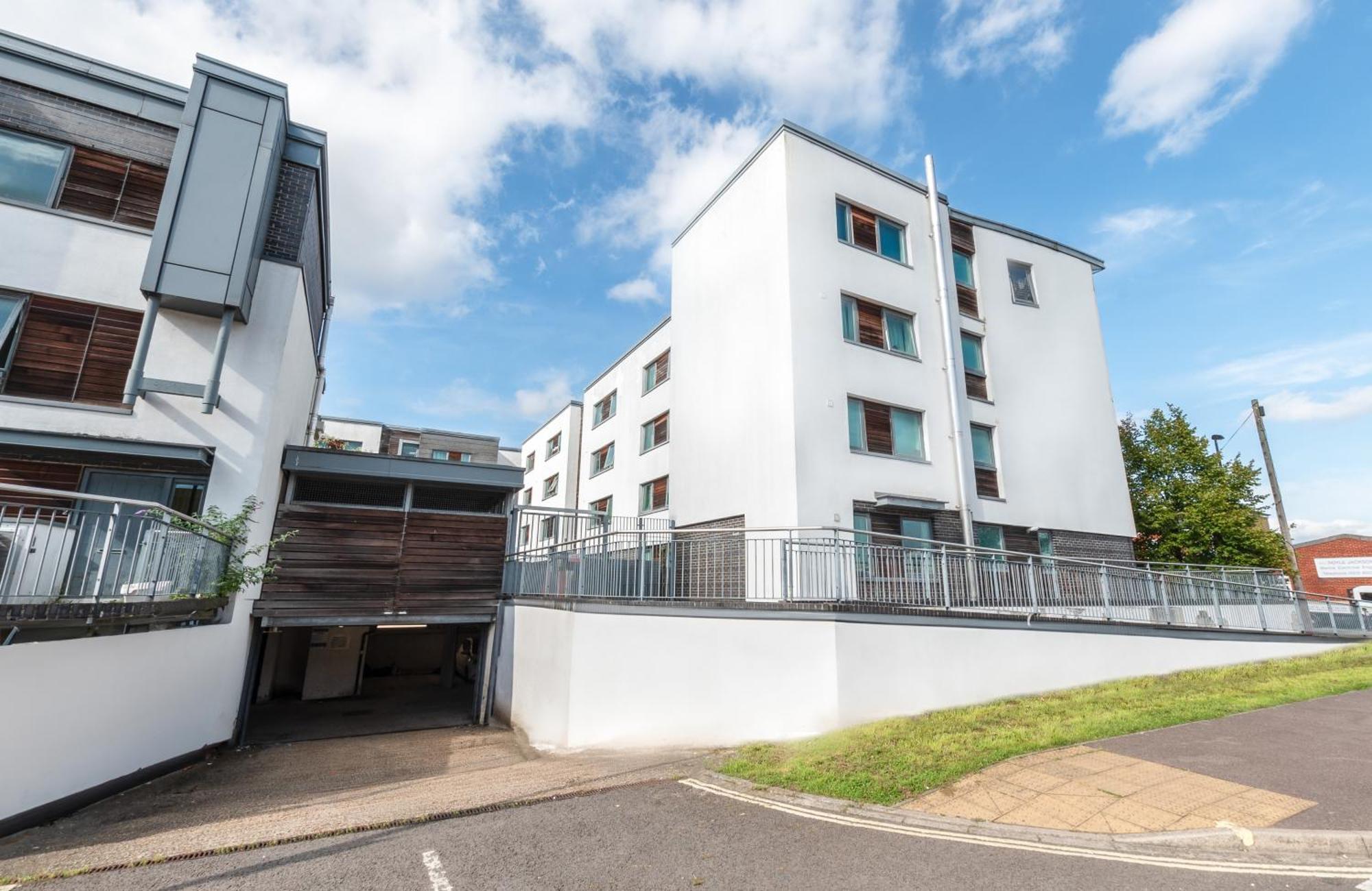 Accessible 2 Bedrooms Flat + P Apartment *