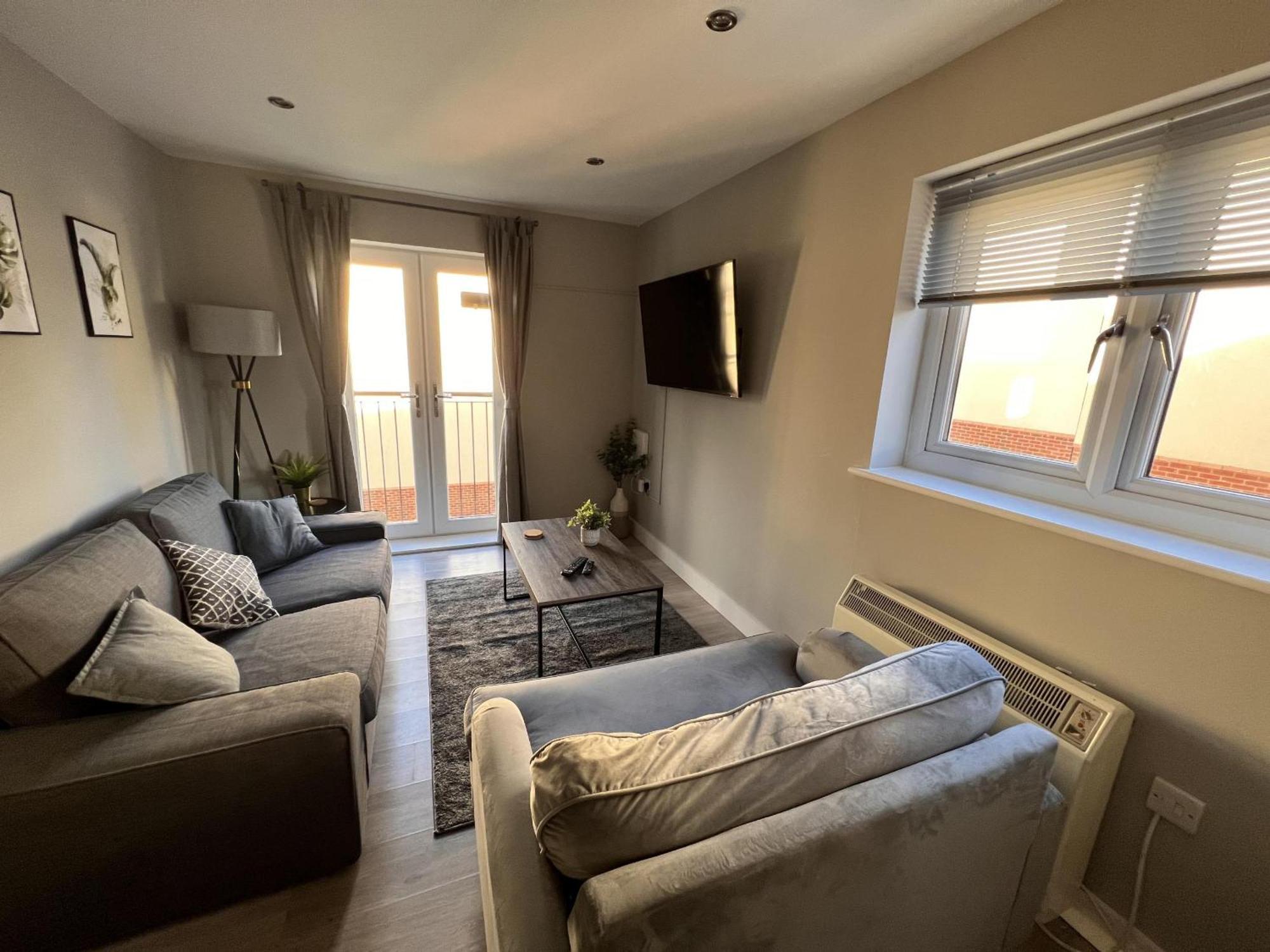 Perfect For Contractors 2 Bedroom- 2 Bathrooms- 4 Single Beds- Free Parking * Southampton