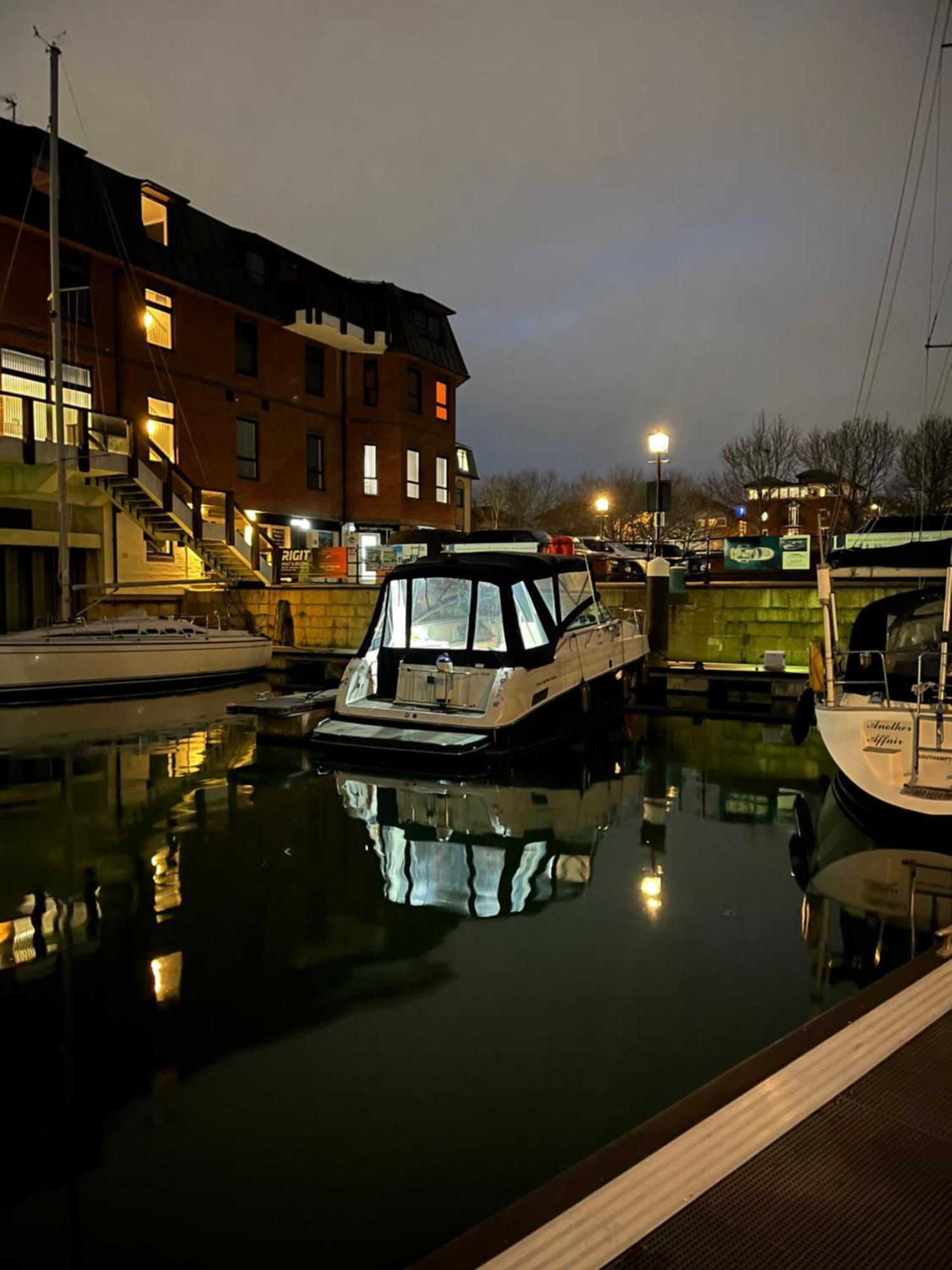 Botel Delightful Boat In 5-star Marina - Ocean Village