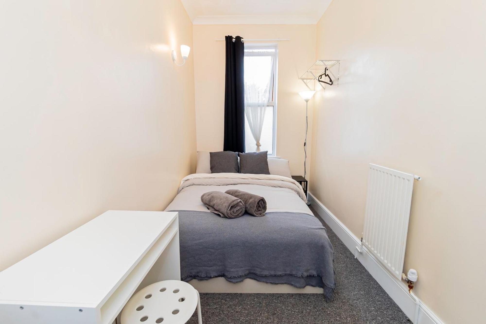 Shirley House 5, Guest House, Self Catering, Self Check In With Smart Locks, Use Of Fully Equipped Kitchen, Close To Centre, Ideal For Longer And Fawley Contractors Guest house