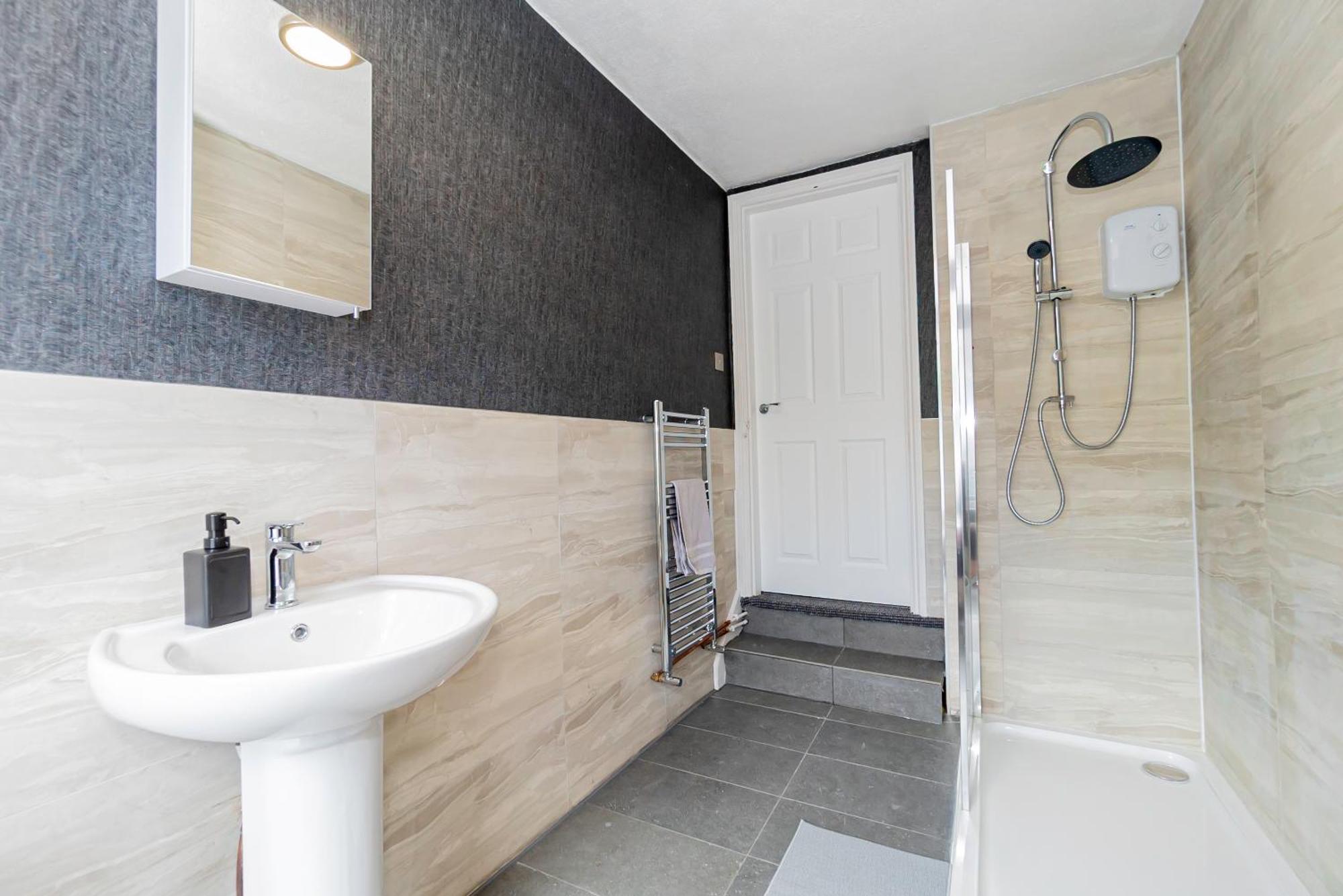 Shirley House 5, Guest House, Self Catering, Self Check In With Smart Locks, Use Of Fully Equipped Kitchen, Close To Centre, Ideal For Longer And Fawley Contractors Guest house