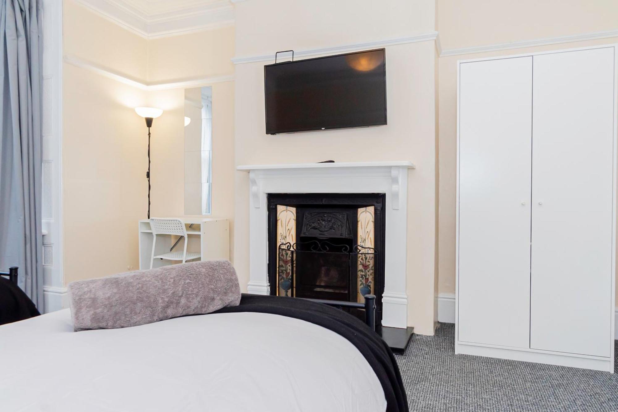 Shirley House 5, Guest House, Self Catering, Self Check In With Smart Locks, Use Of Fully Equipped Kitchen, Close To Centre, Ideal For Longer And Fawley Contractors *