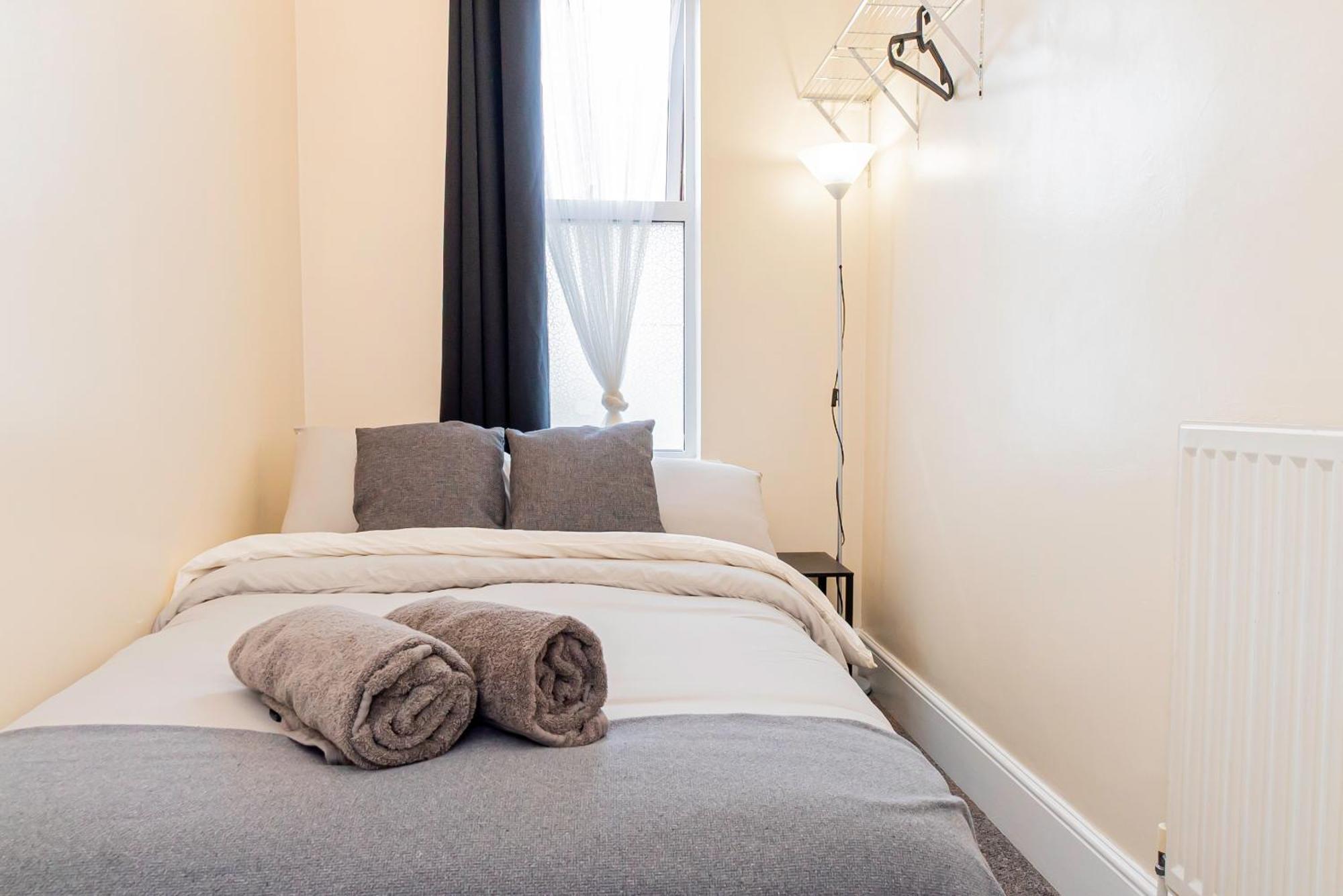 Shirley House 5, Guest House, Self Catering, Self Check In With Smart Locks, Use Of Fully Equipped Kitchen, Close To Centre, Ideal For Longer And Fawley Contractors Guest house