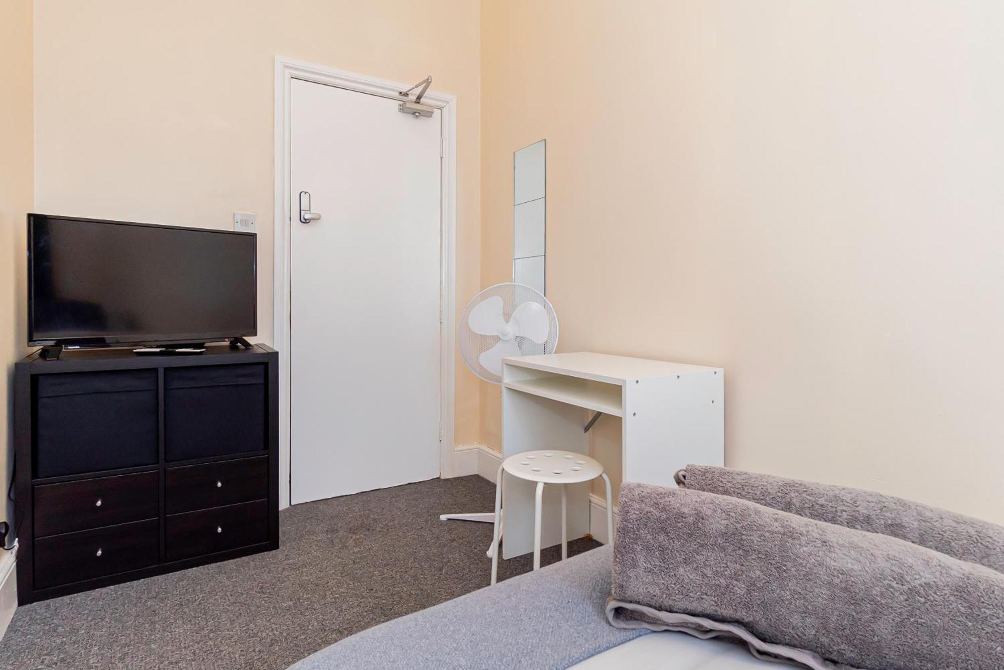 Shirley House 5, Guest House, Self Catering, Self Check In With Smart Locks, Use Of Fully Equipped Kitchen, Close To Centre, Ideal For Longer And Fawley Contractors Guest house Southampton