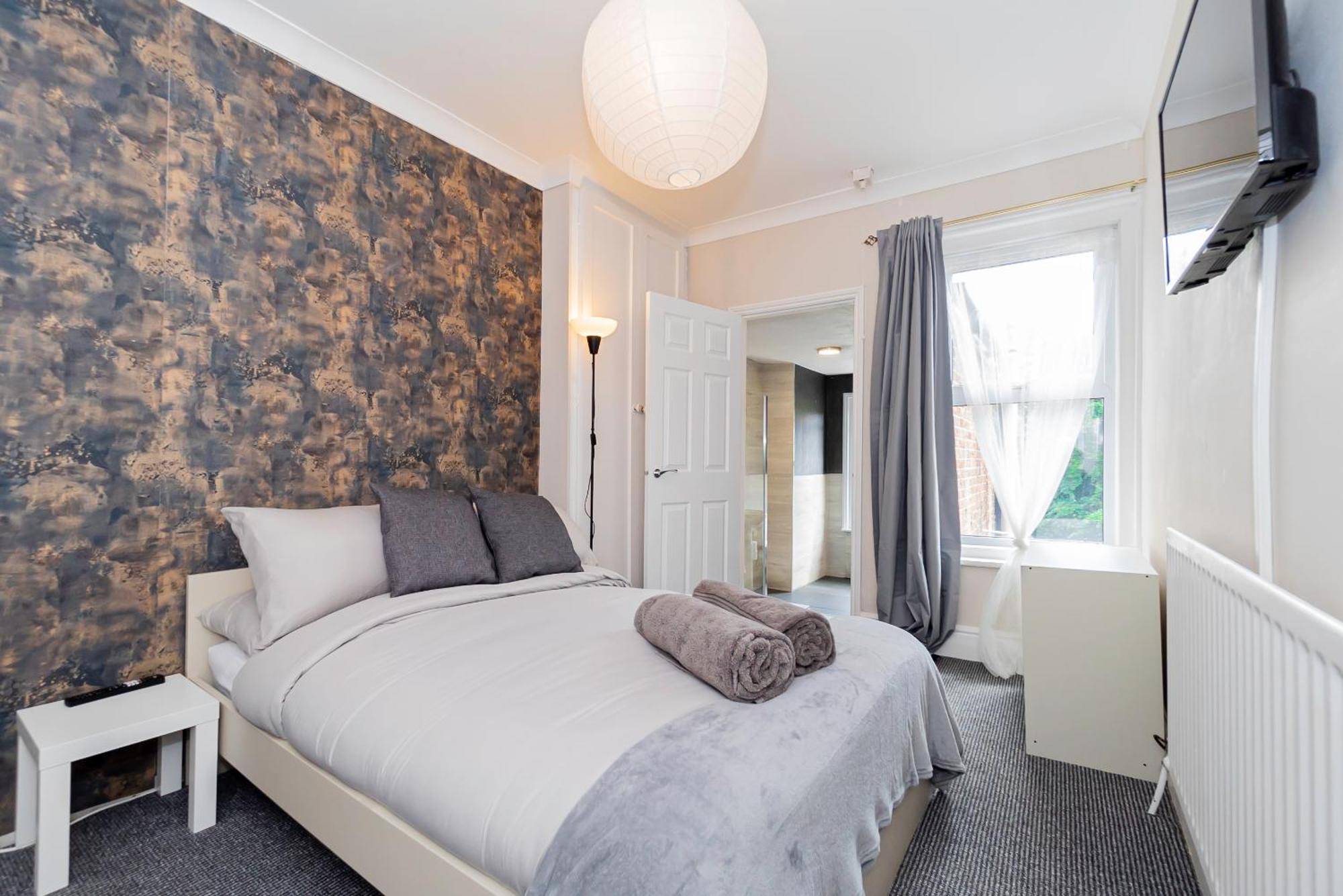 Shirley House 5, Guest House, Self Catering, Self Check In With Smart Locks, Use Of Fully Equipped Kitchen, Close To Centre, Ideal For Longer And Fawley Contractors Guest house *