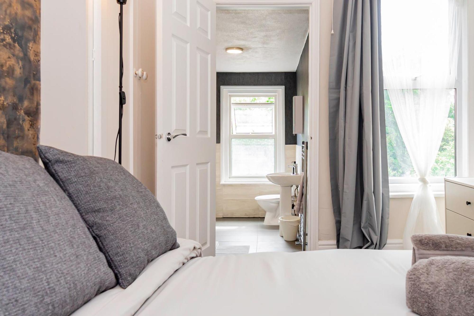 Shirley House 5, Guest House, Self Catering, Self Check In With Smart Locks, Use Of Fully Equipped Kitchen, Close To Centre, Ideal For Longer And Fawley Contractors Guest house