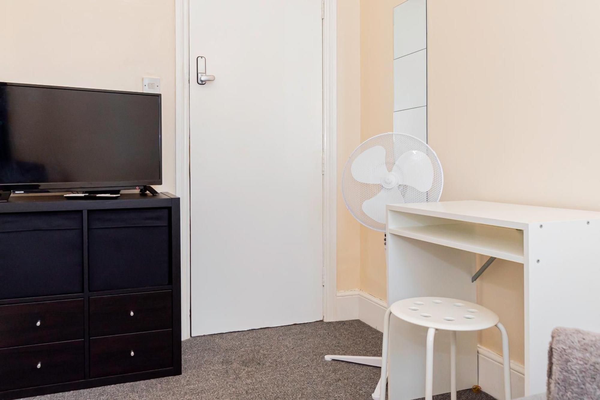 Guest house Shirley House 5, Guest House, Self Catering, Self Check In With Smart Locks, Use Of Fully Equipped Kitchen, Close To Centre, Ideal For Longer And Fawley Contractors Southampton