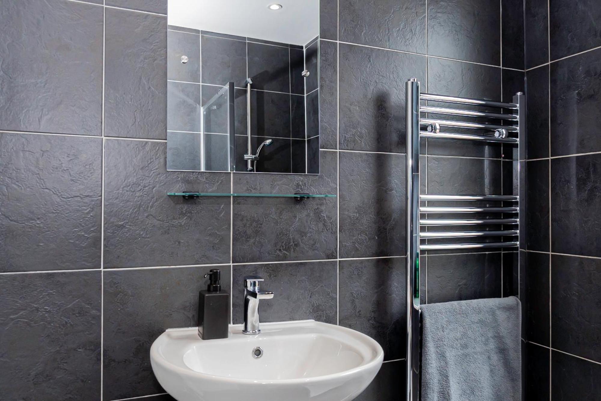 Shirley House 5, Guest House, Self Catering, Self Check In With Smart Locks, Use Of Fully Equipped Kitchen, Close To Centre, Ideal For Longer And Fawley Contractors Guest house