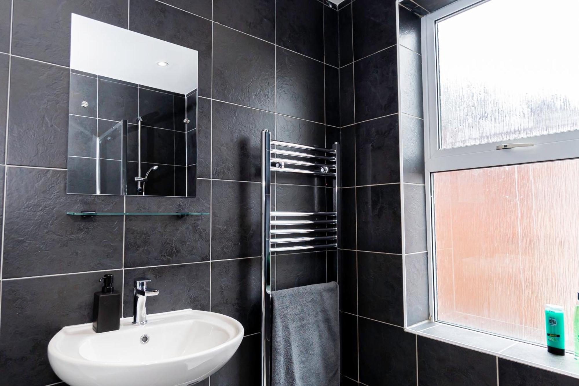 Shirley House 5, Guest House, Self Catering, Self Check In With Smart Locks, Use Of Fully Equipped Kitchen, Close To Centre, Ideal For Longer And Fawley Contractors Guest house *