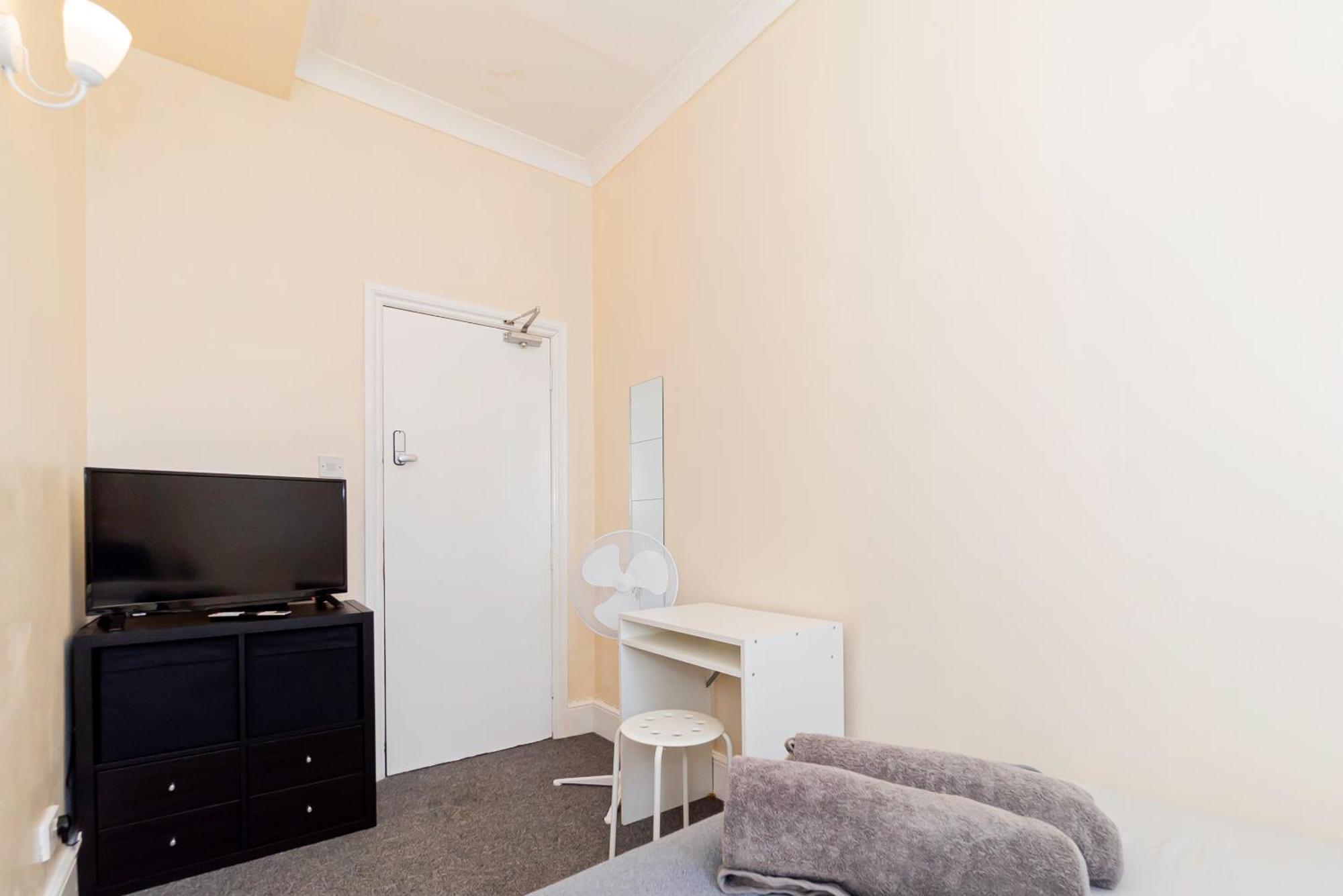 Shirley House 5, Guest House, Self Catering, Self Check In With Smart Locks, Use Of Fully Equipped Kitchen, Close To Centre, Ideal For Longer And Fawley Contractors *