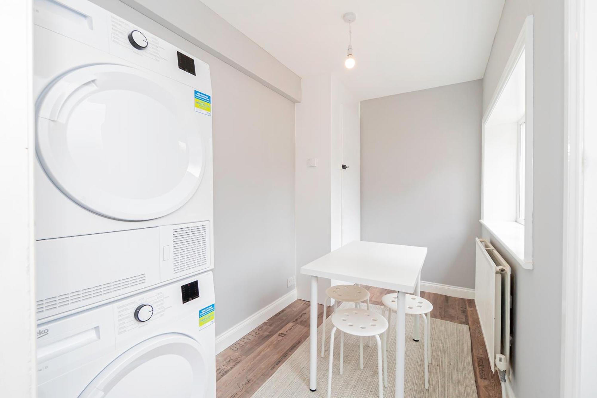 Shirley House 5, Guest House, Self Catering, Self Check In With Smart Locks, Use Of Fully Equipped Kitchen, Close To Centre, Ideal For Longer And Fawley Contractors Guest house *