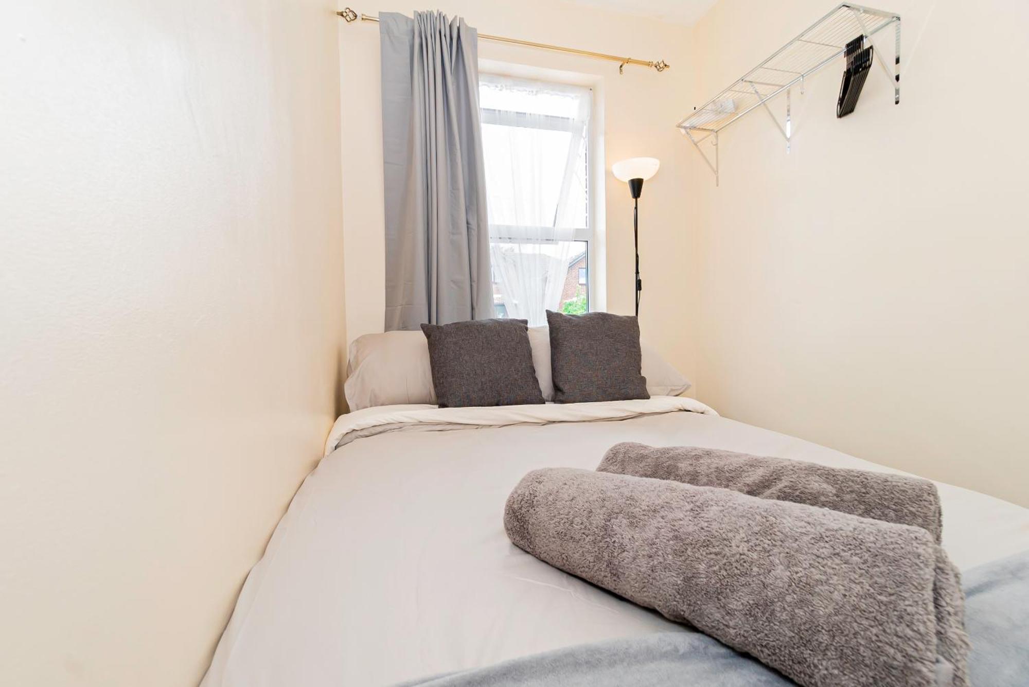 Shirley House 5, Guest House, Self Catering, Self Check In With Smart Locks, Use Of Fully Equipped Kitchen, Close To Centre, Ideal For Longer And Fawley Contractors Guest house *