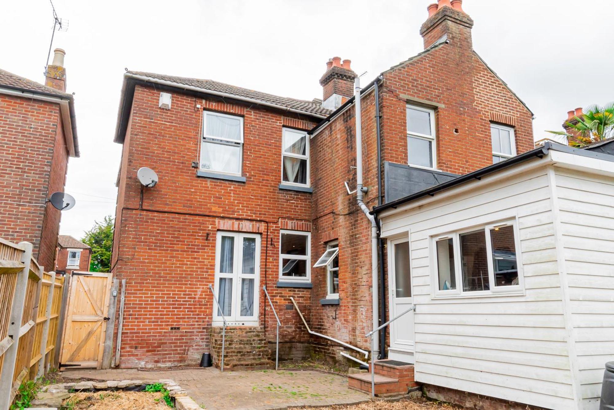 Shirley House 5, Guest House, Self Catering, Self Check In With Smart Locks, Use Of Fully Equipped Kitchen, Close To Centre, Ideal For Longer And Fawley Contractors