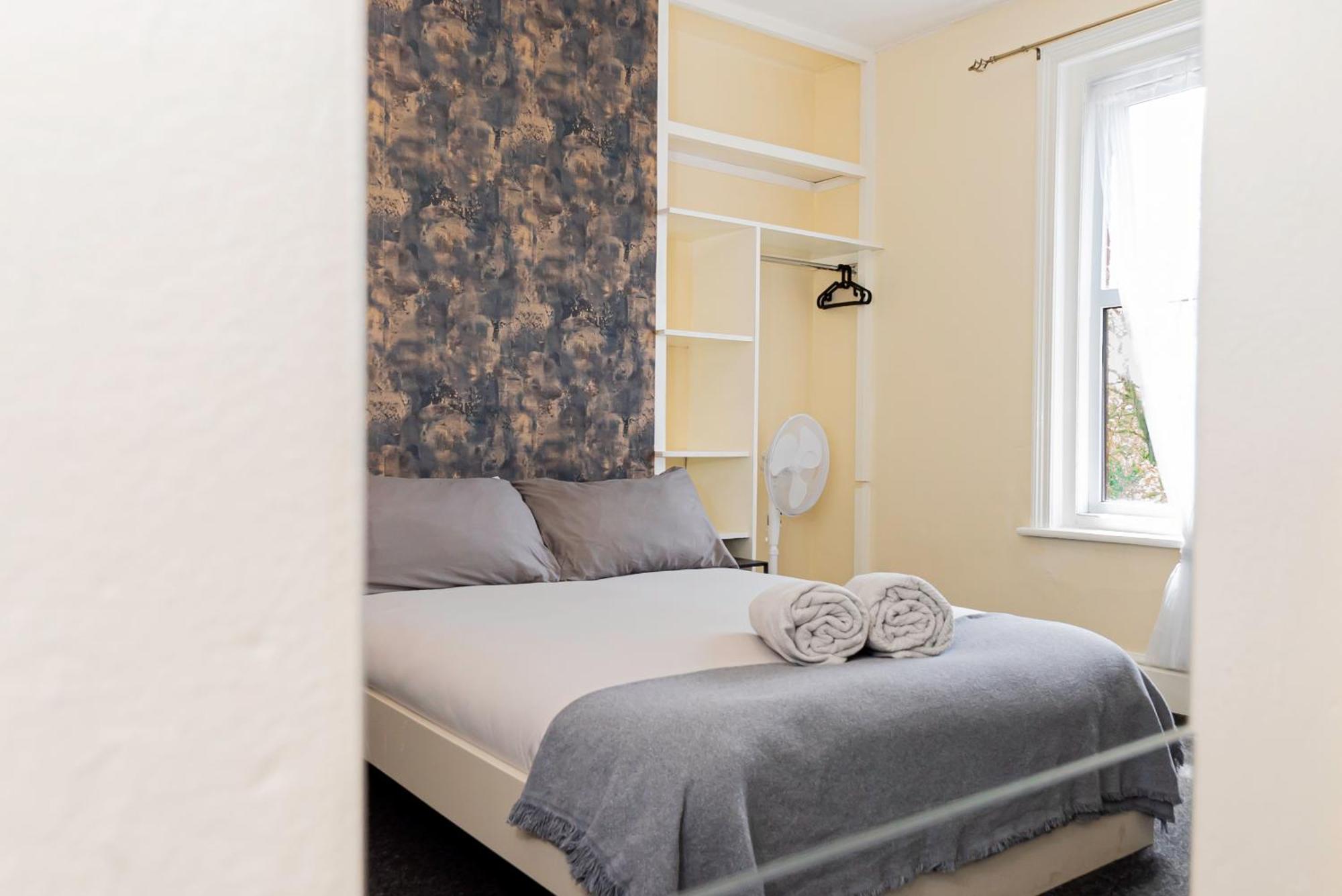 Shirley House 5, Guest House, Self Catering, Self Check In With Smart Locks, Use Of Fully Equipped Kitchen, Close To Centre, Ideal For Longer And Fawley Contractors Guest house
