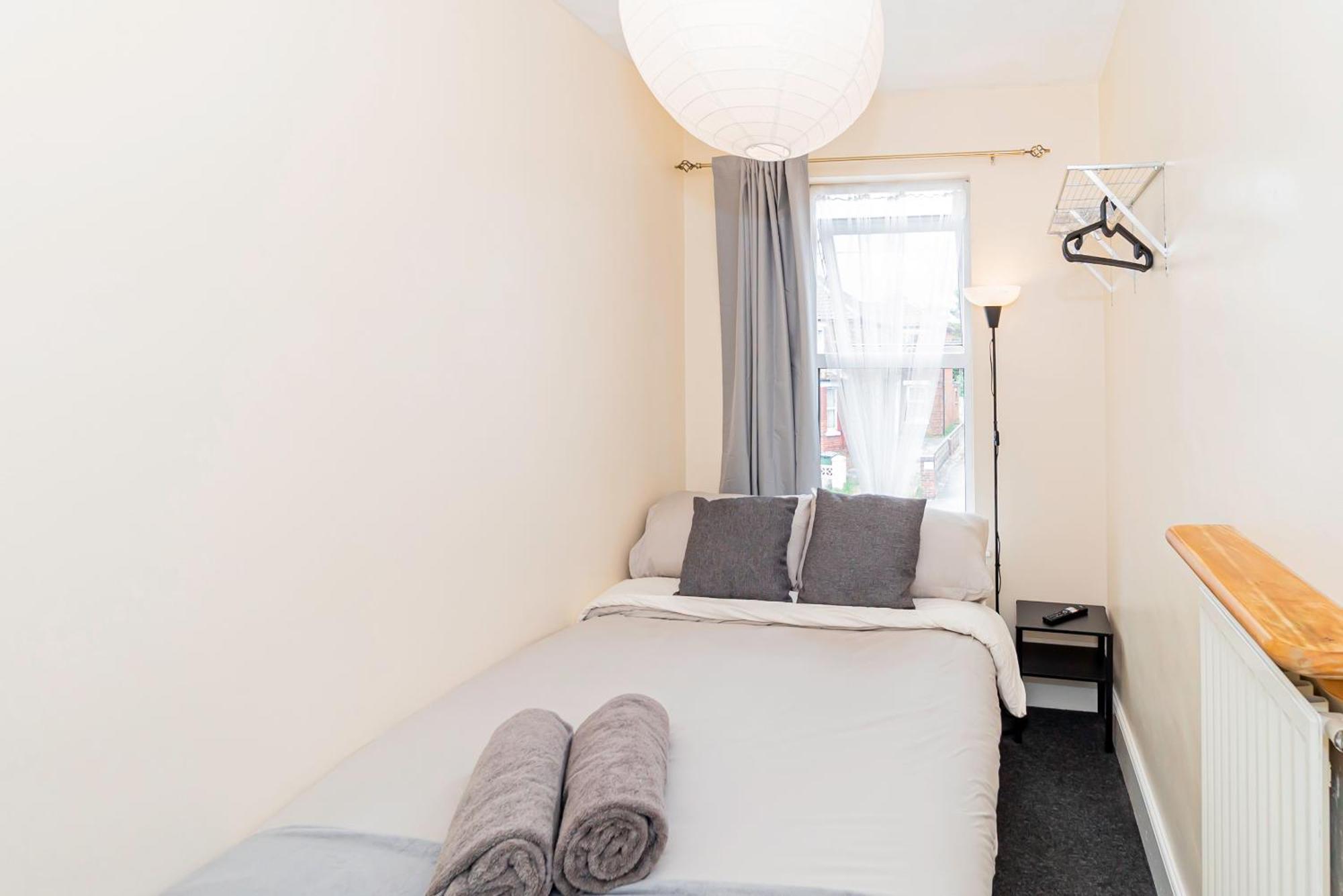 Guest house Shirley House 5, Guest House, Self Catering, Self Check In With Smart Locks, Use Of Fully Equipped Kitchen, Close To Centre, Ideal For Longer And Fawley Contractors *