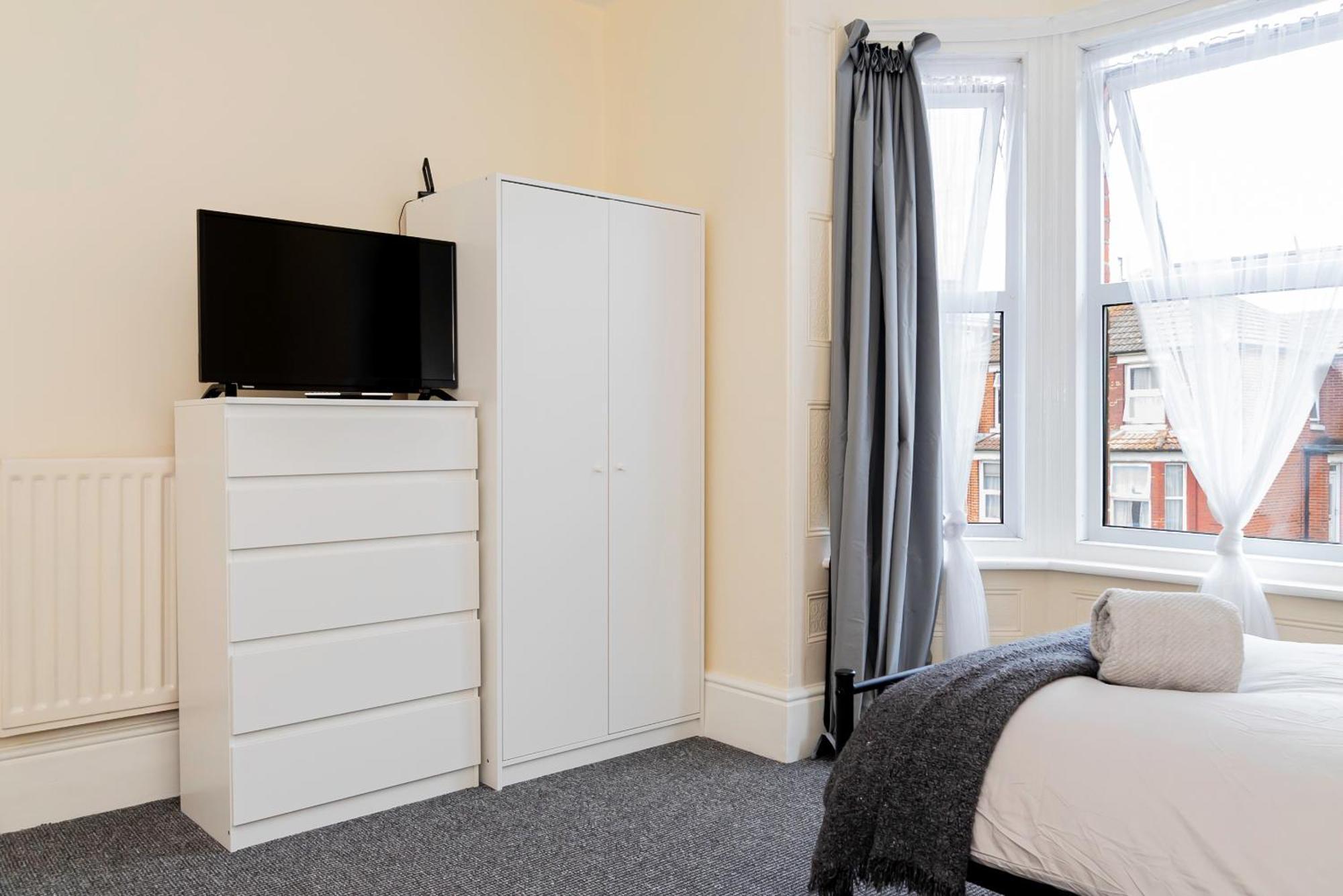 Shirley House 5, Guest House, Self Catering, Self Check In With Smart Locks, Use Of Fully Equipped Kitchen, Close To Centre, Ideal For Longer And Fawley Contractors Guest house Southampton