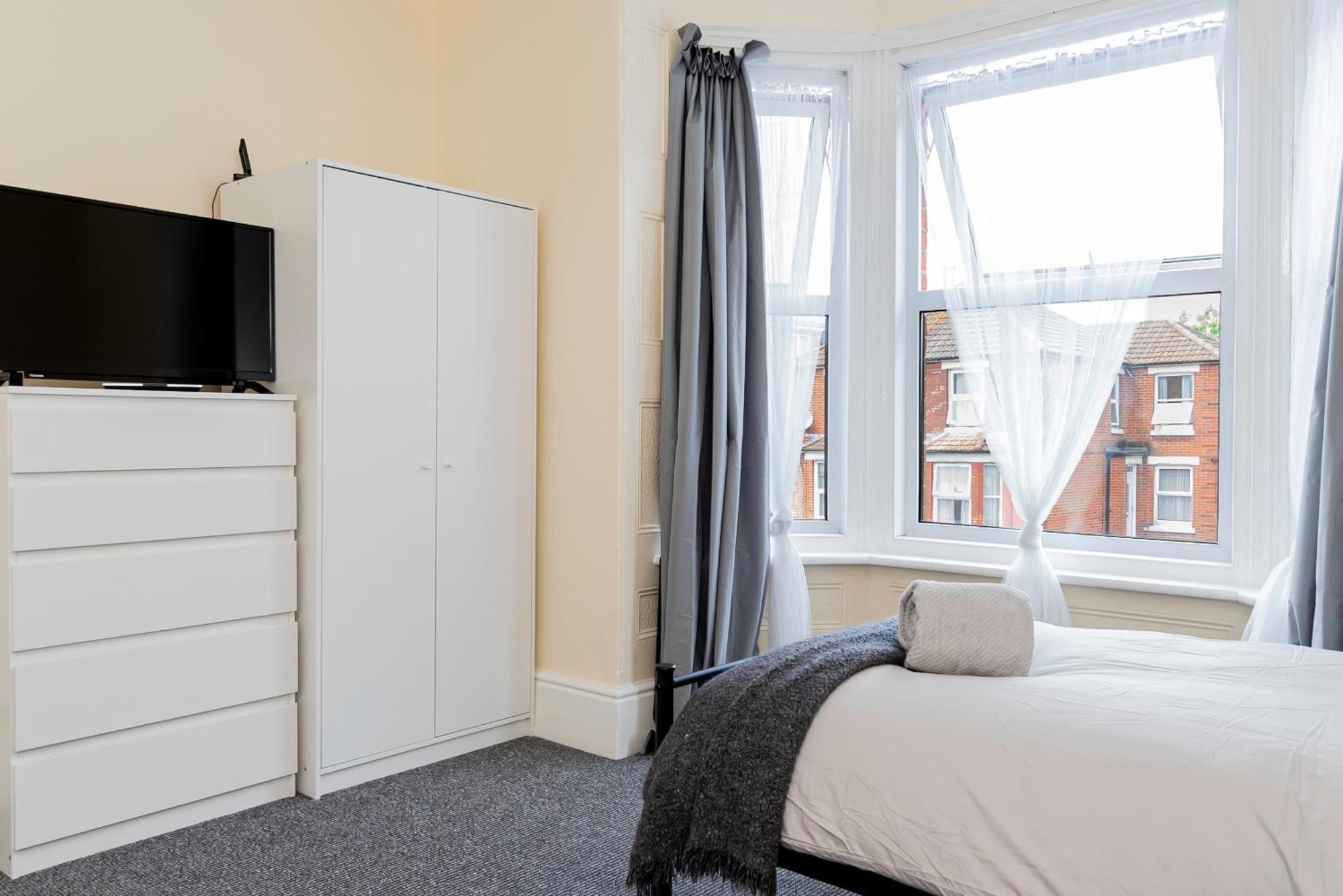 Guest house Shirley House 5, Guest House, Self Catering, Self Check In With Smart Locks, Use Of Fully Equipped Kitchen, Close To Centre, Ideal For Longer And Fawley Contractors