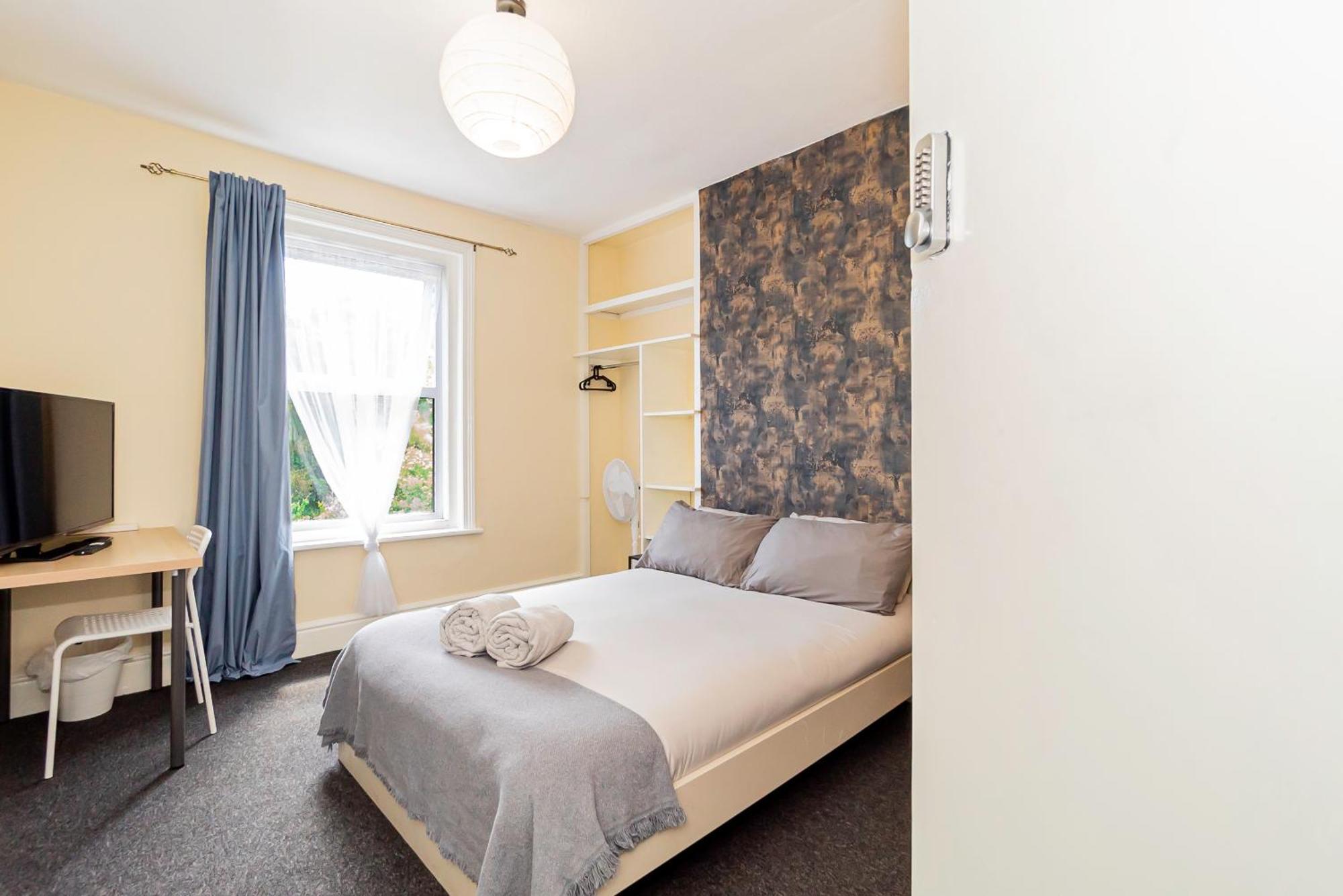 Shirley House 5, Guest House, Self Catering, Self Check In With Smart Locks, Use Of Fully Equipped Kitchen, Close To Centre, Ideal For Longer And Fawley Contractors Guest house