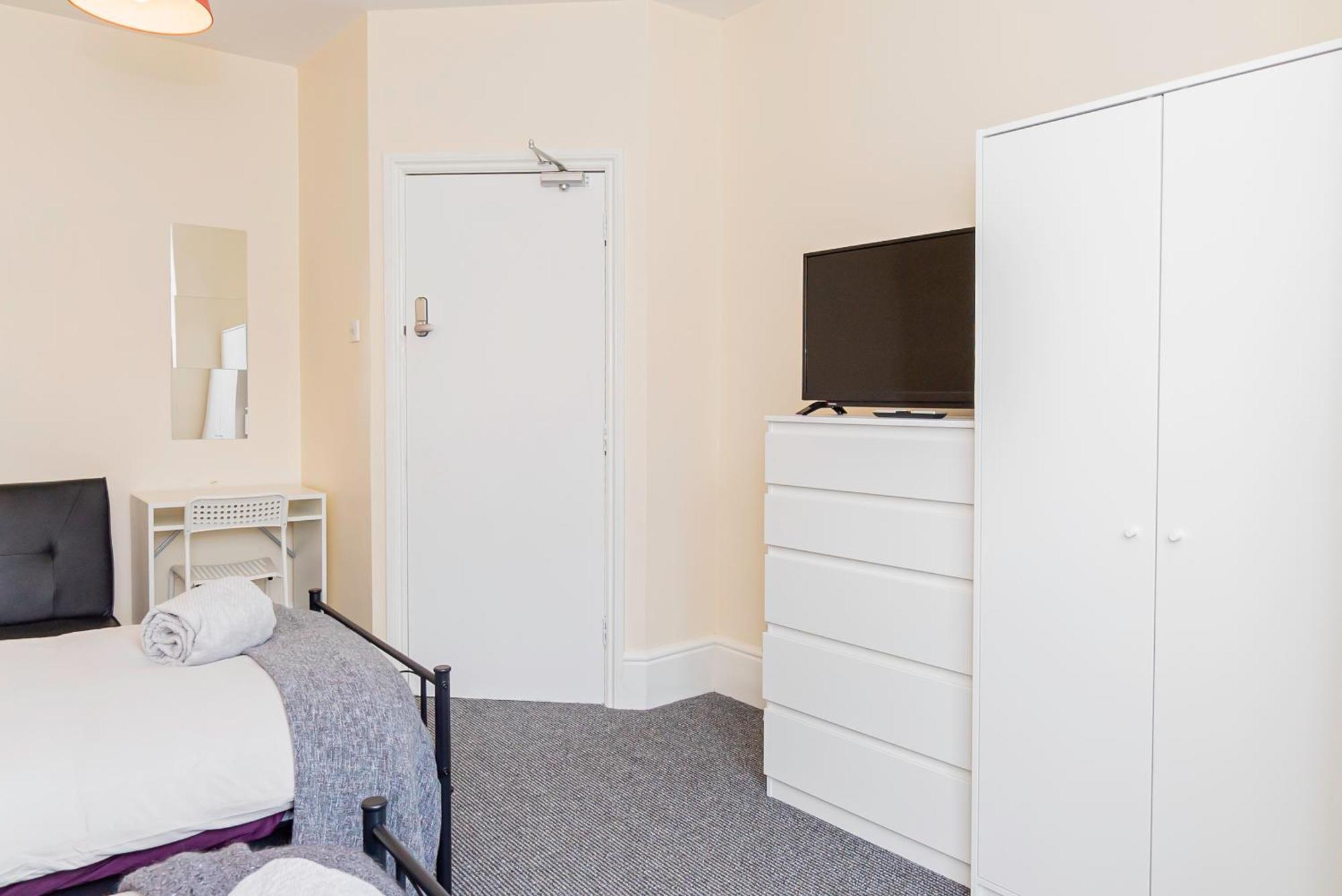Guest house Shirley House 5, Guest House, Self Catering, Self Check In With Smart Locks, Use Of Fully Equipped Kitchen, Close To Centre, Ideal For Longer And Fawley Contractors