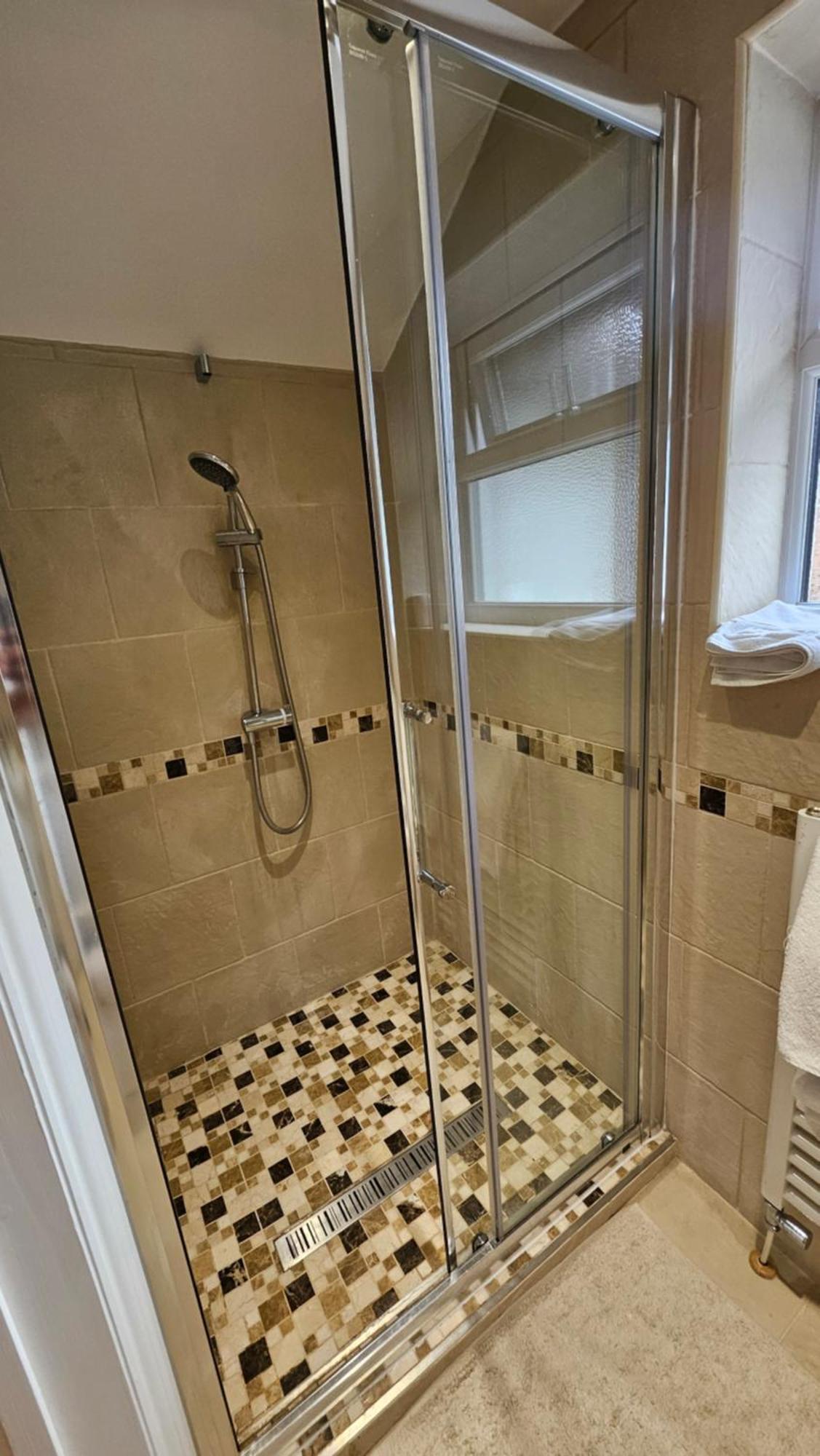 Casa de hóspedes Quiet Getaway With Driveway Free Parking 10 Minutes Drive From Cruise Terminal *