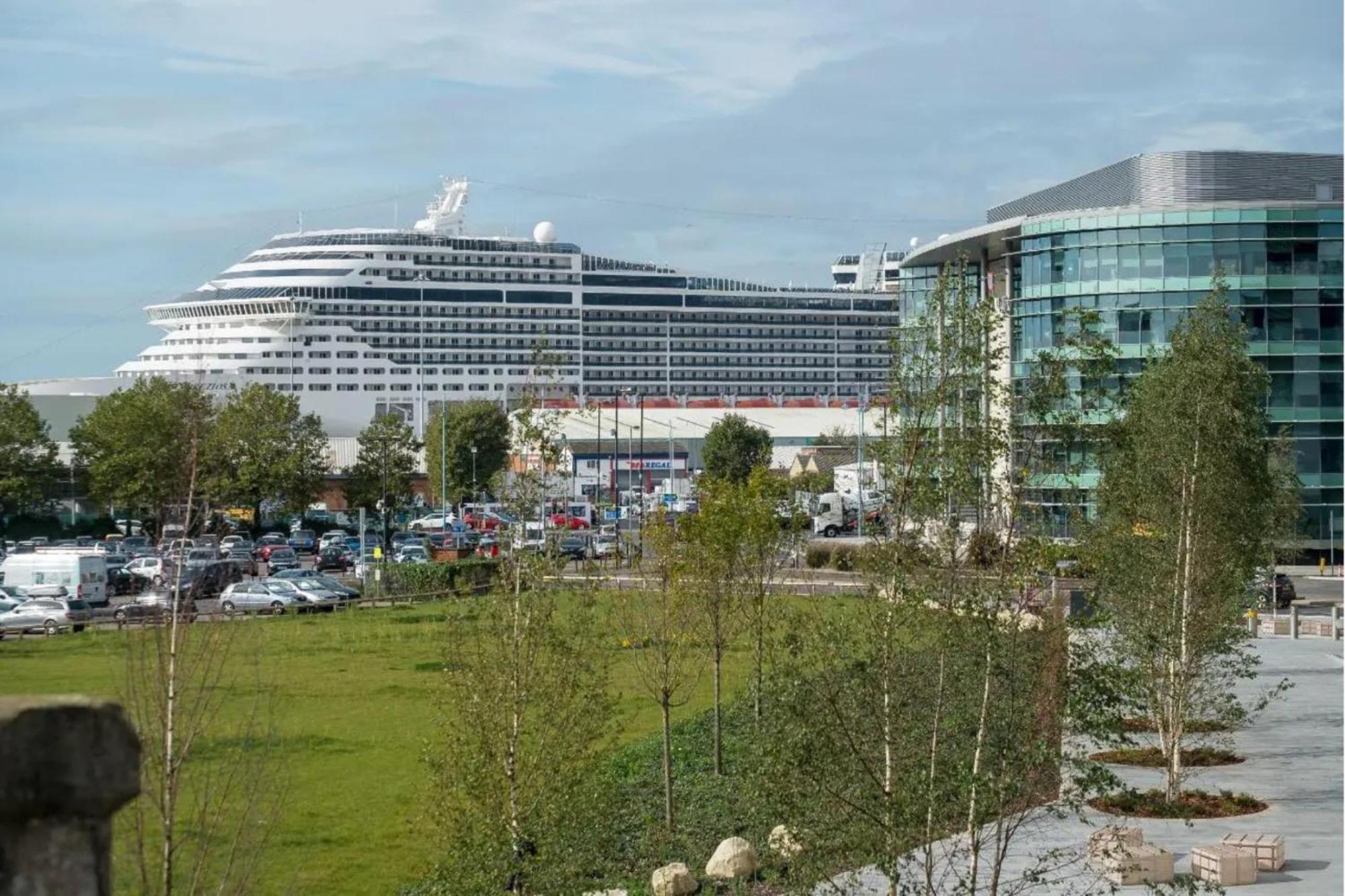 The Greenwich - Two Bedroom With Parking, Close To Ferry Terminals Apartment *