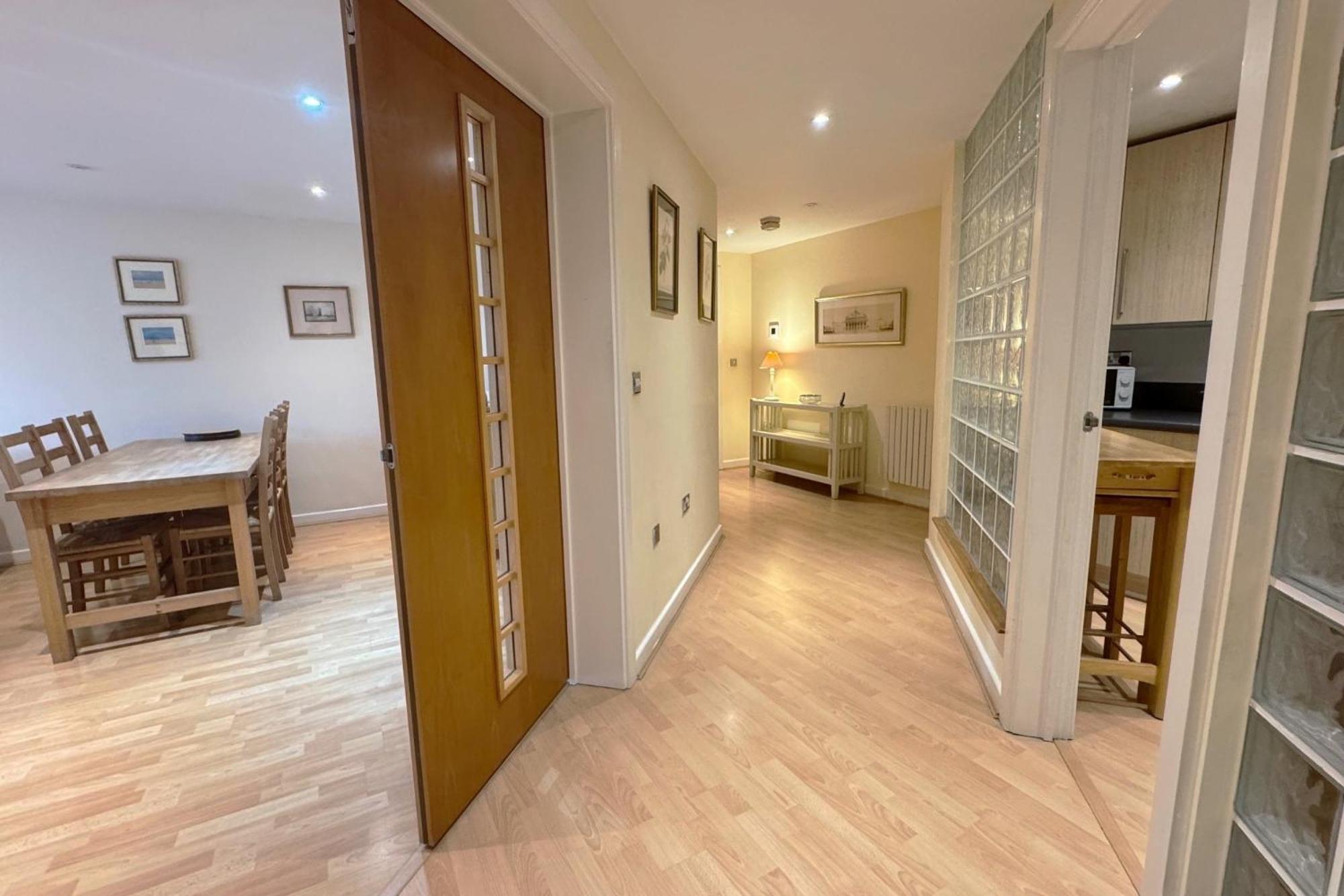 The Greenwich - Two Bedroom With Parking, Close To Ferry Terminals *