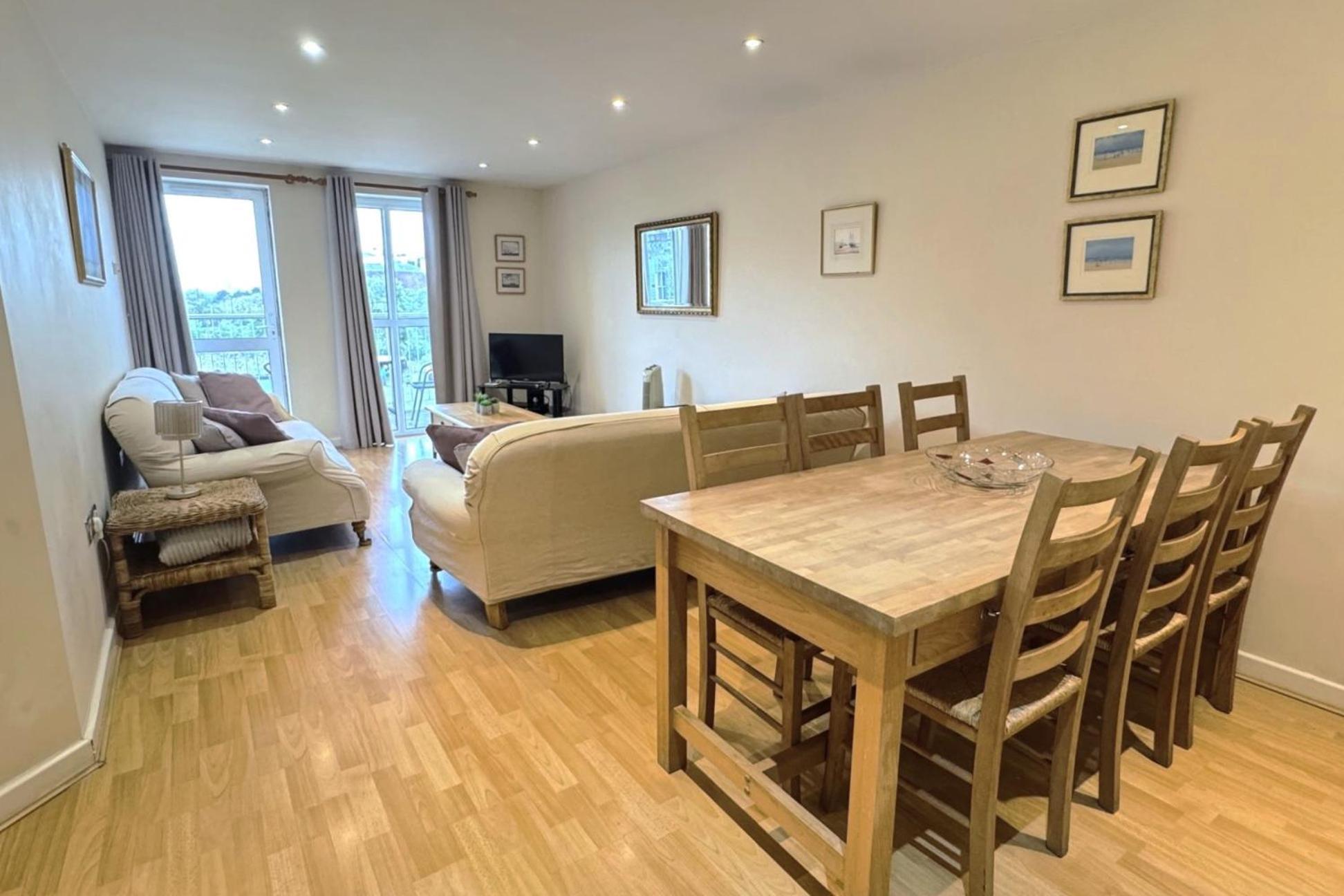 The Greenwich - Two Bedroom With Parking, Close To Ferry Terminals Apartment *