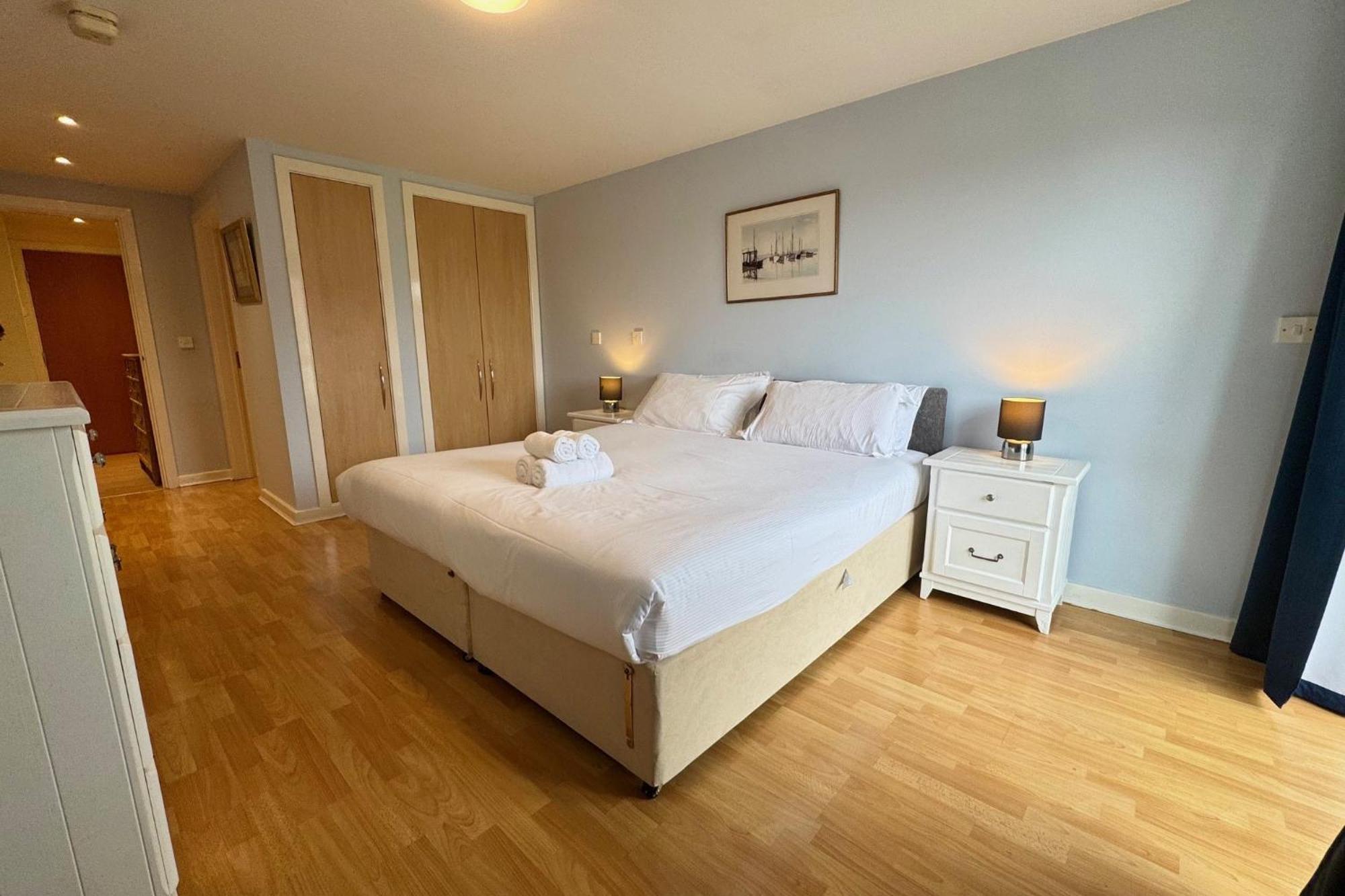 The Greenwich - Two Bedroom With Parking, Close To Ferry Terminals