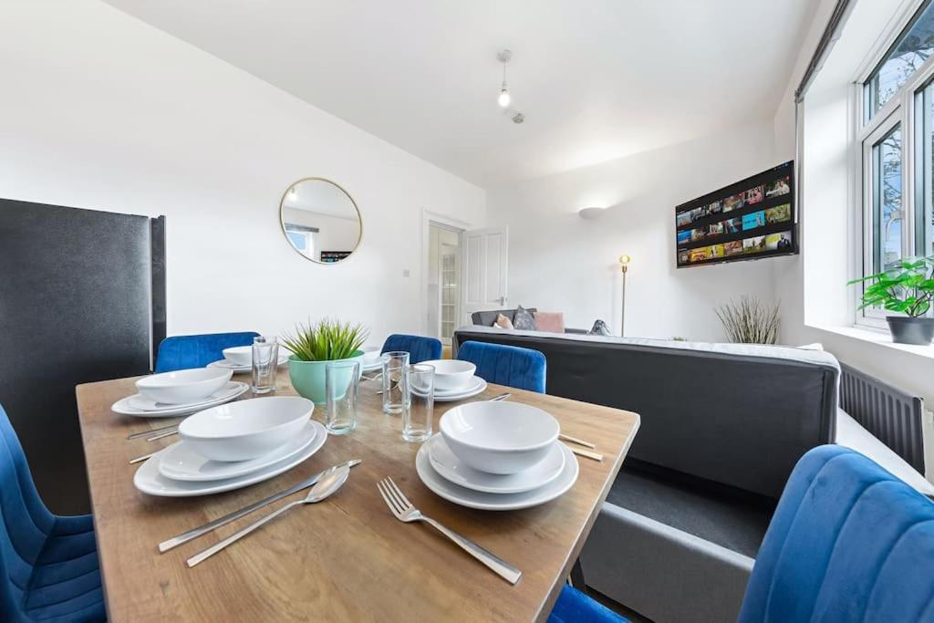 Apartment Cityscape Retreat-sleeps 9-central-free Parking *