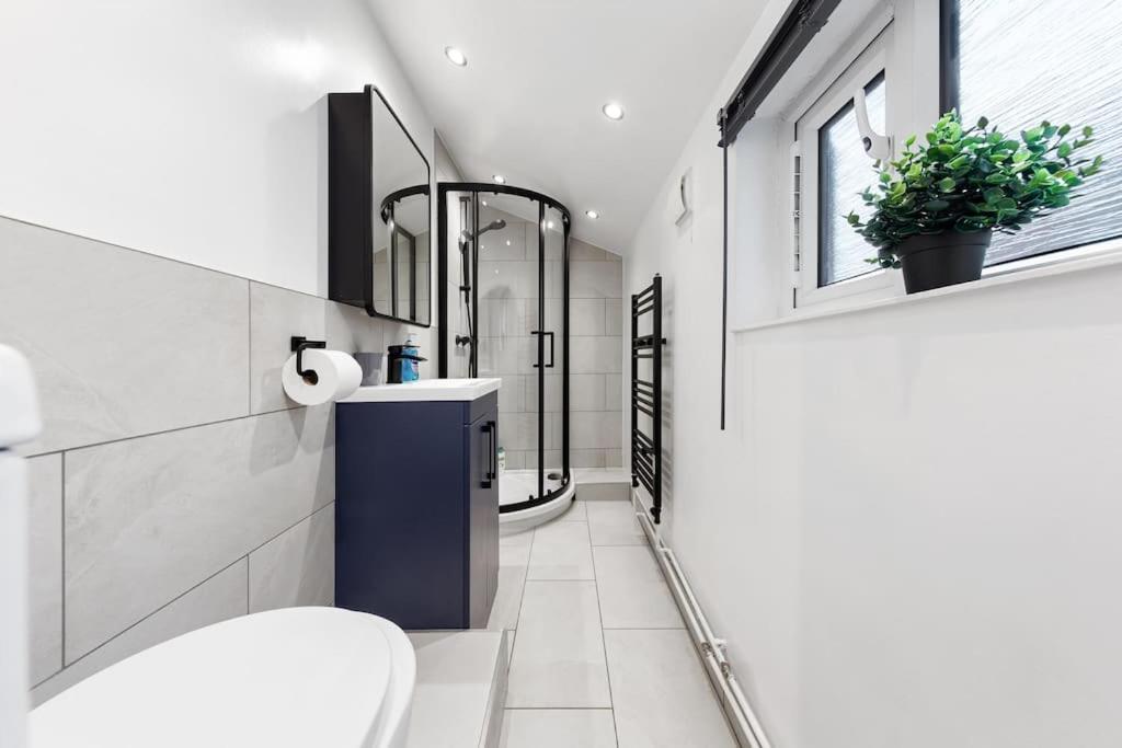 Cityscape Retreat-sleeps 9-central-free Parking Apartment *