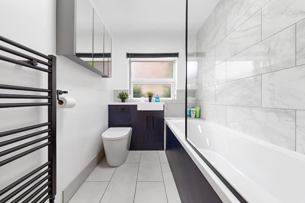 Cityscape Retreat-sleeps 9-central-free Parking Apartment