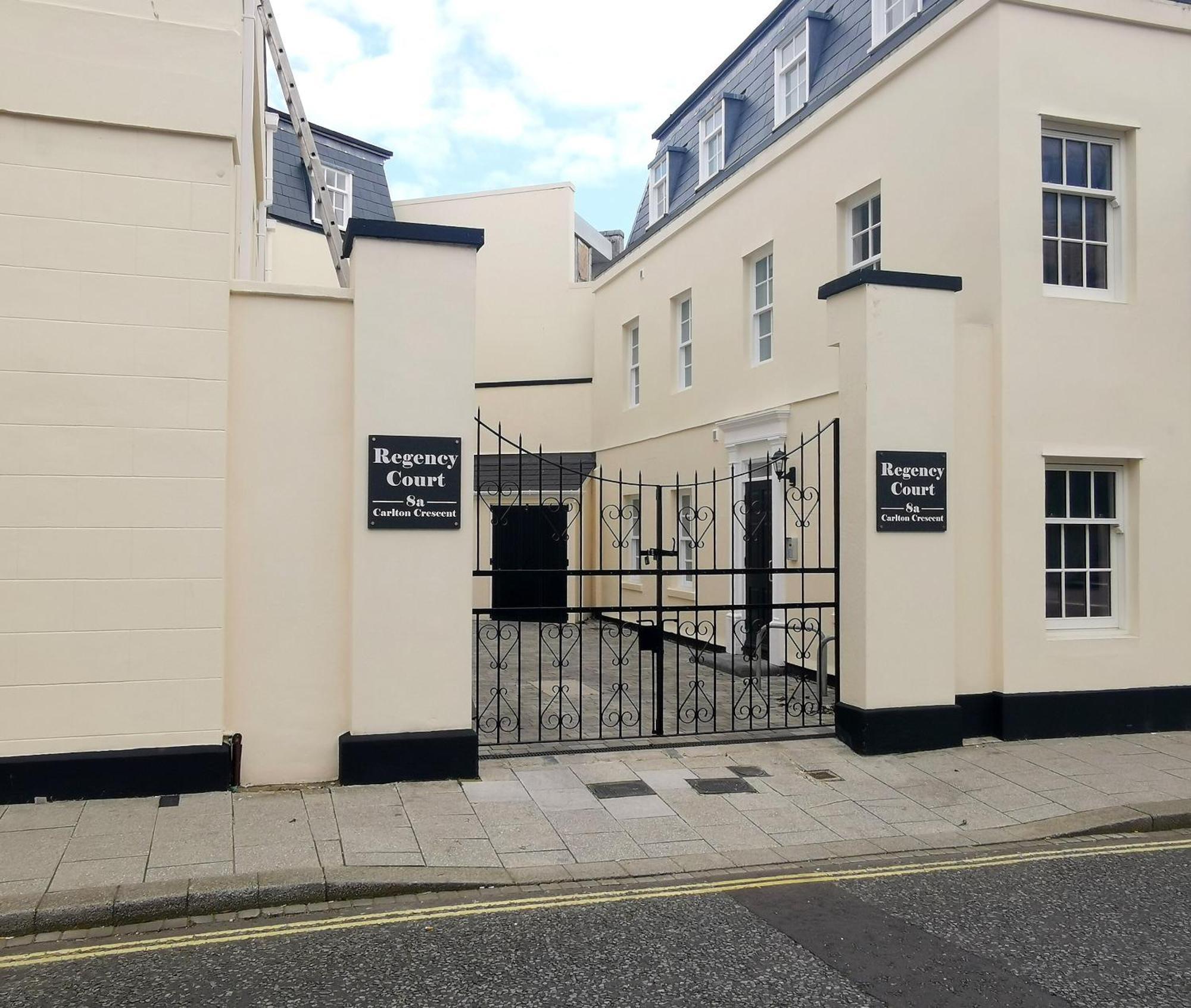 Courtyard Retreat- Free Evening Parking Apartment *