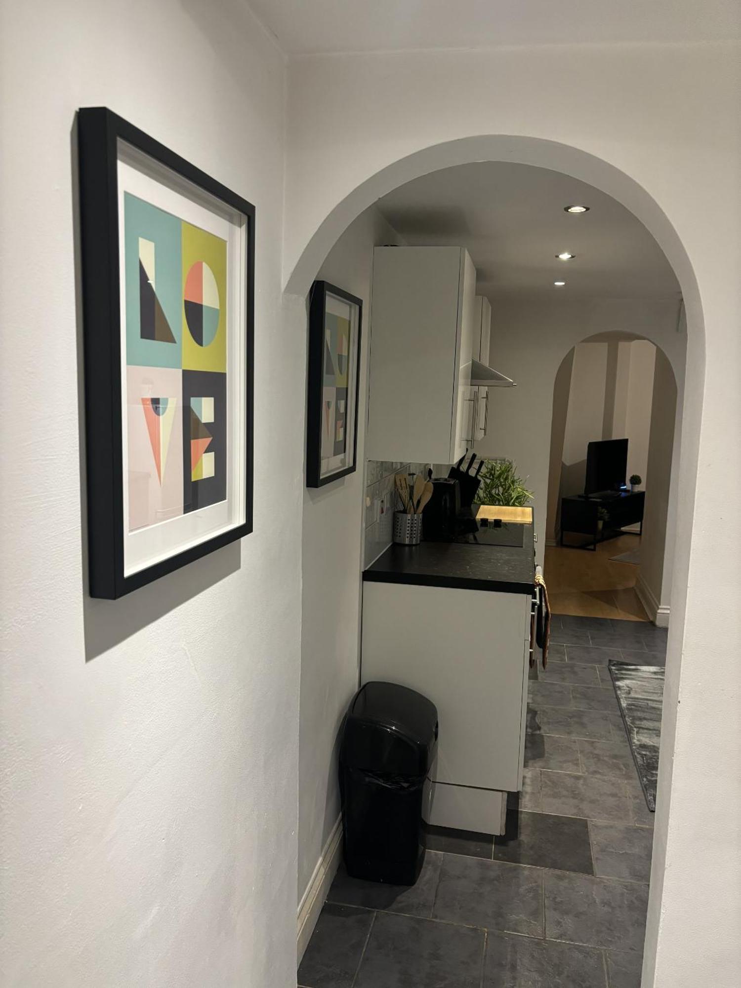 Urban Living - 2 Beds Apartment, Driveway Parking, Centrally Located!! Bed & Breakfast *