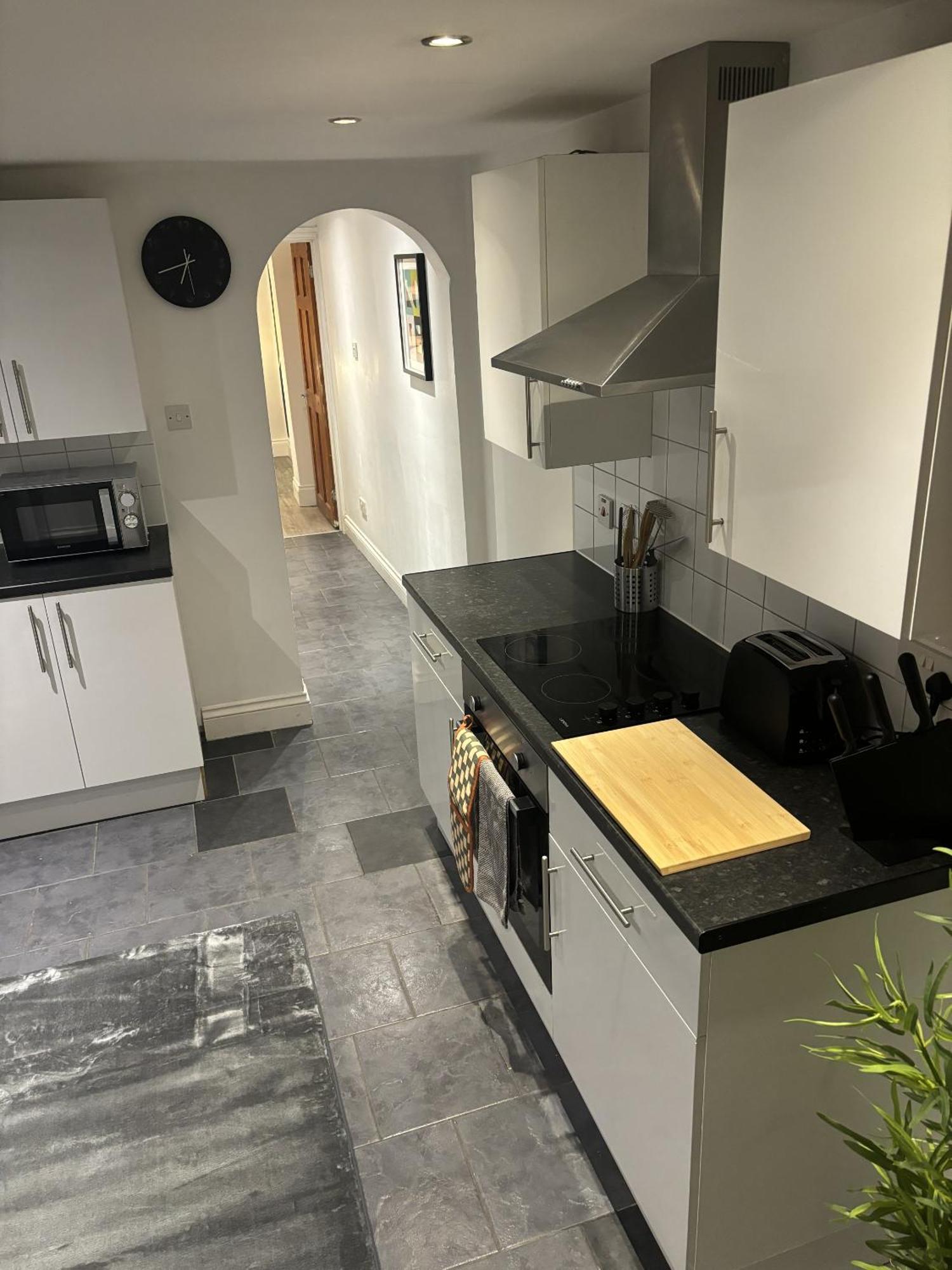 Urban Living - 2 Beds Apartment, Driveway Parking, Centrally Located!! Bed & Breakfast