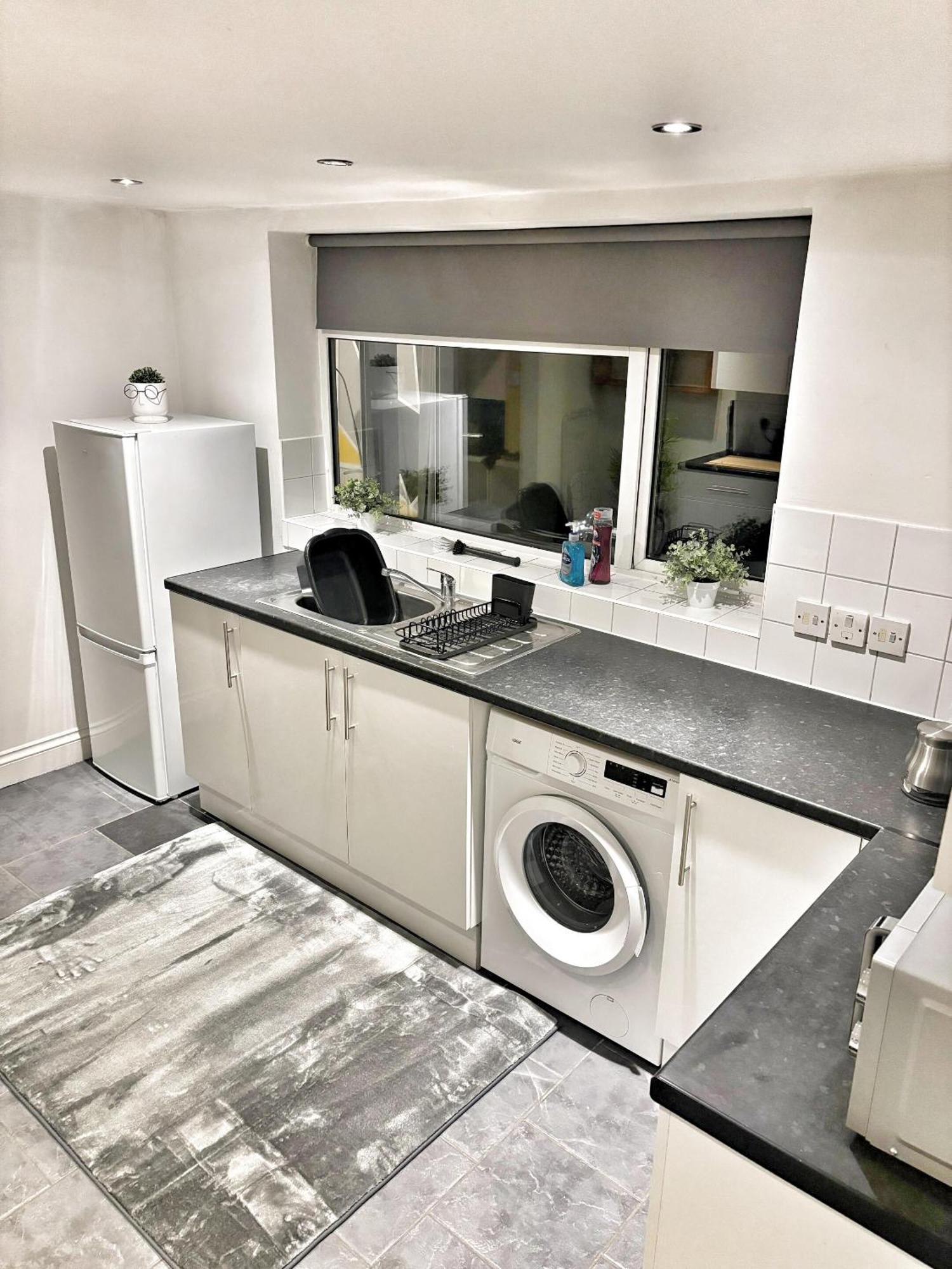Urban Living - 2 Beds Apartment, Driveway Parking, Centrally Located!! Bed & Breakfast