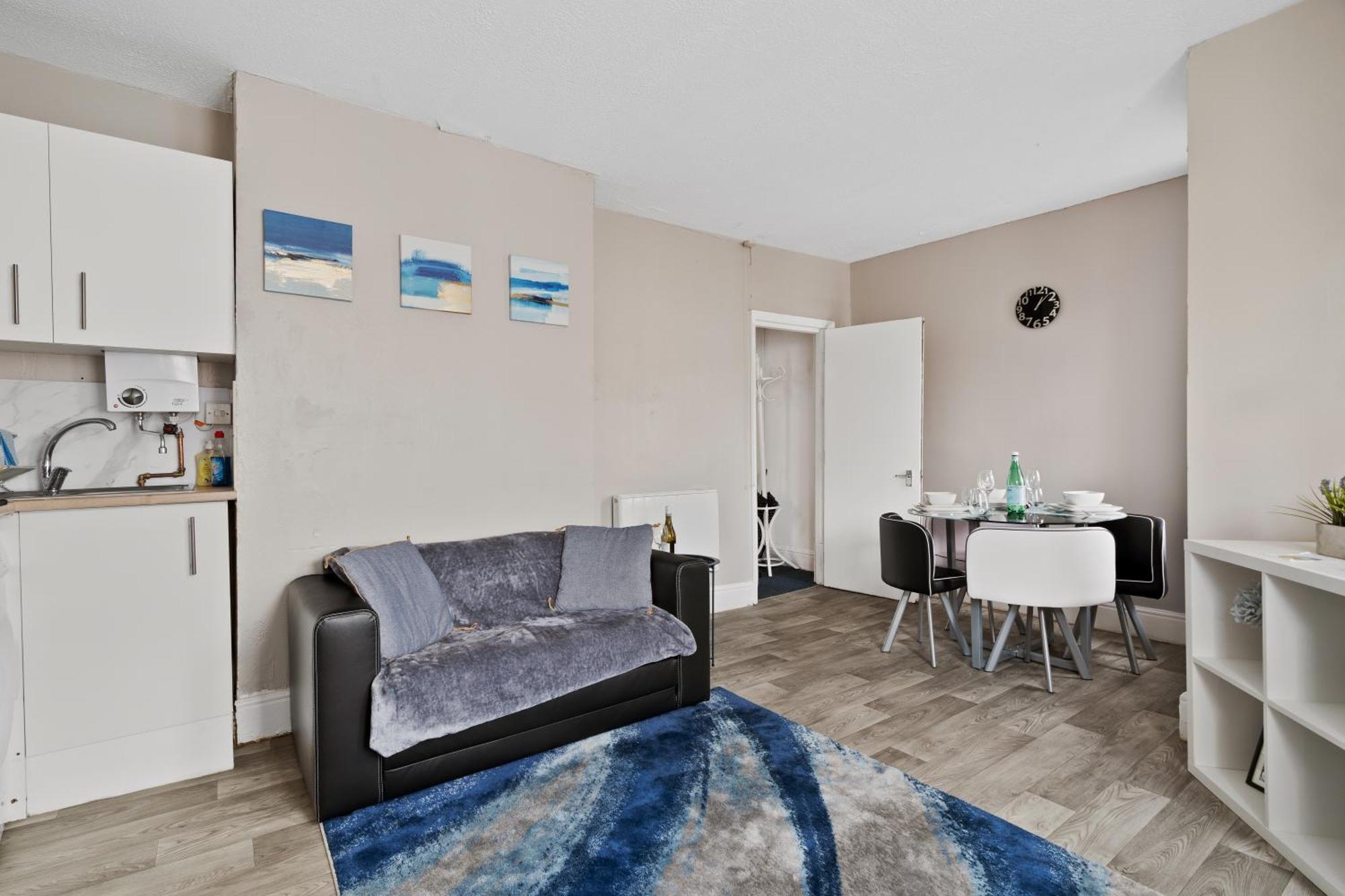 1 Bed, Close To Train Station & Common Park, Sleeps 3 *