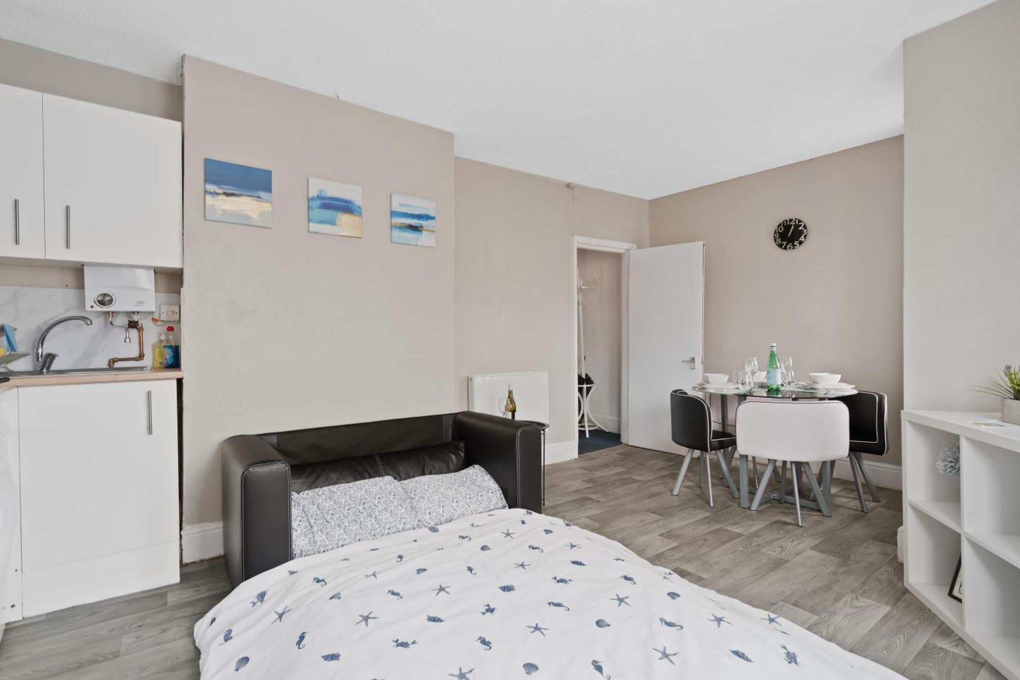 Apartment 1 Bed, Close To Train Station & Common Park, Sleeps 3