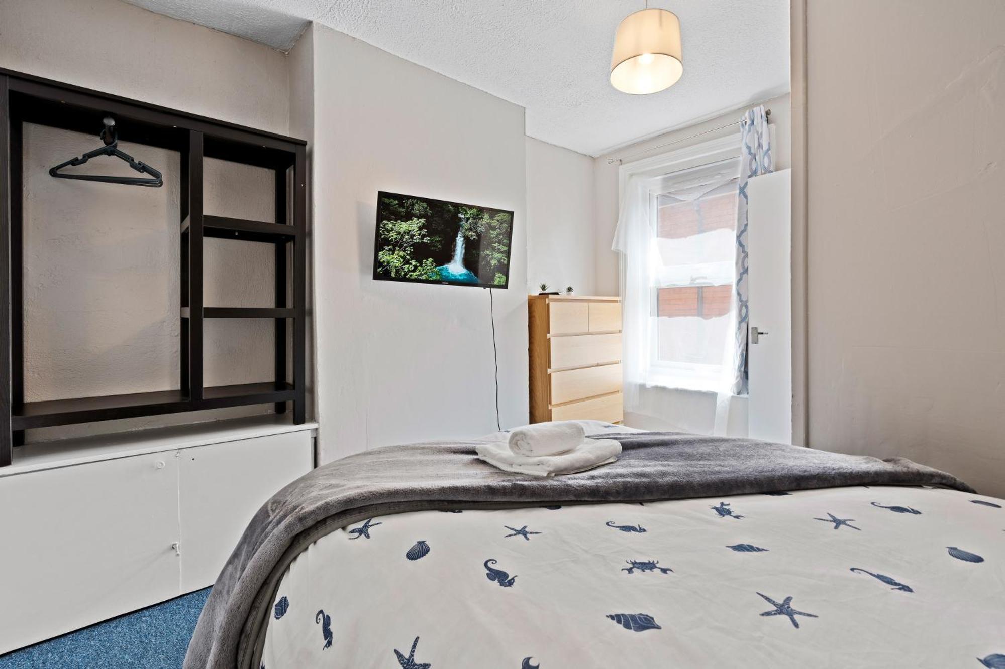 1 Bed, Close To Train Station & Common Park, Sleeps 3 *
