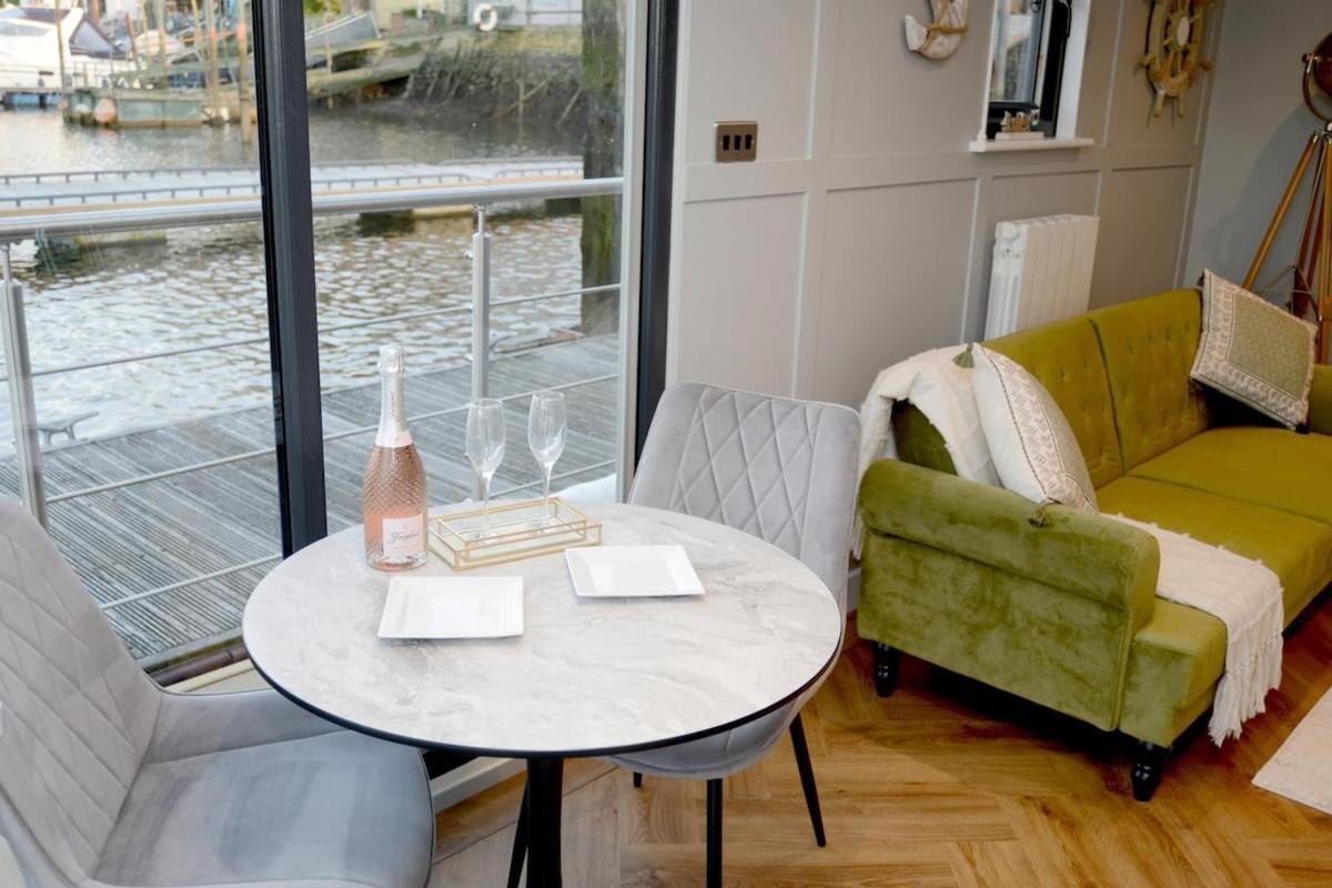 Botel Rivers With Hot Tub Southampton