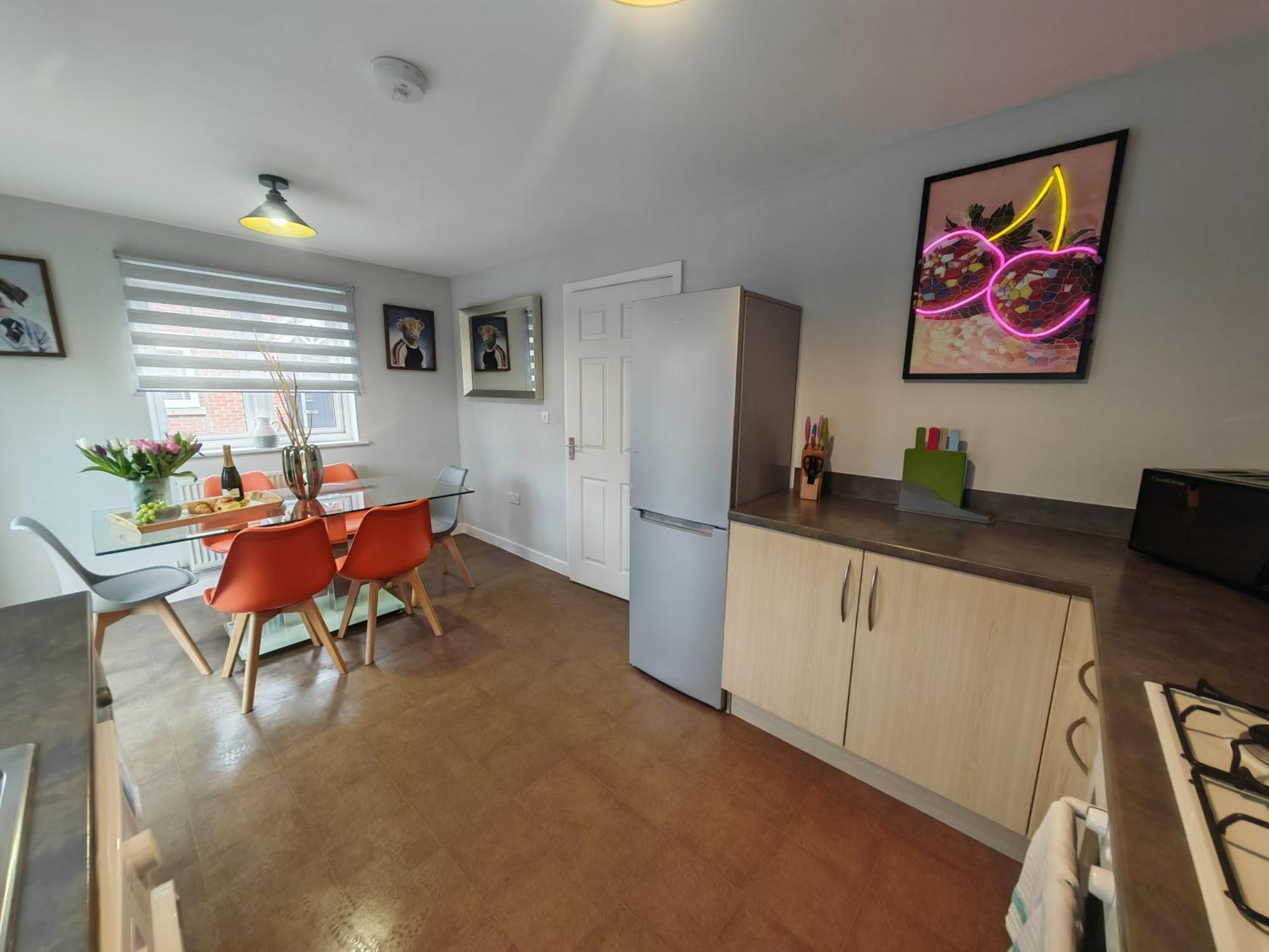Lakeside: Argosy 3bed House 2bath Parking M27 J5 Airport Sleeps 6 Holiday home *