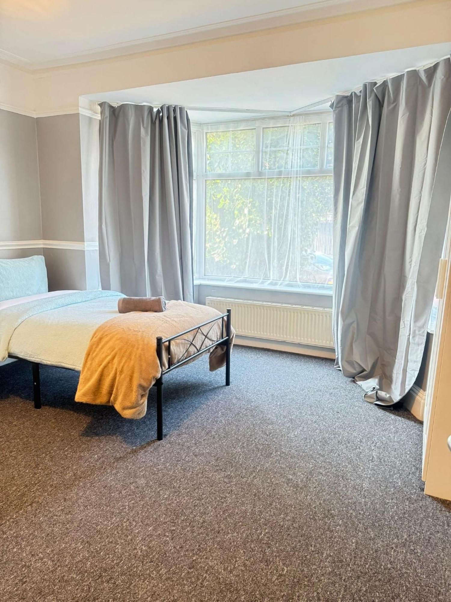 Shirley House 6, Guest House, Self Catering, Self Check In With Smart Locks, Use Of Fully Equipped Kitchen, Close To Centre, Ideal For Longer Stays, Excellent Transport Links Casa de hóspedes