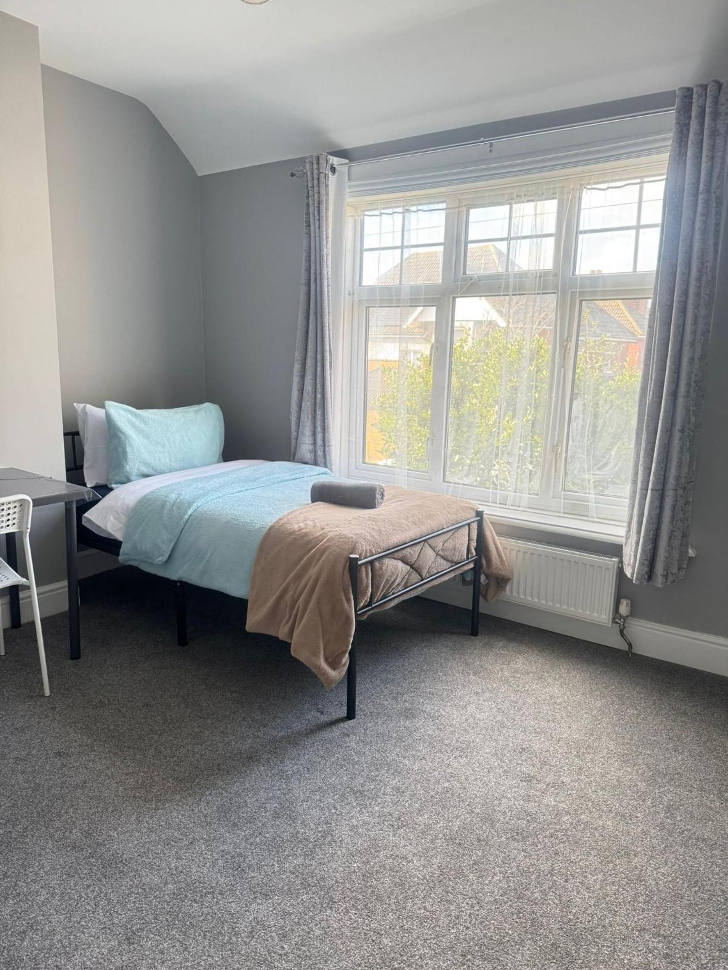 Shirley House 6, Guest House, Self Catering, Self Check In With Smart Locks, Use Of Fully Equipped Kitchen, Close To Centre, Ideal For Longer Stays, Excellent Transport Links Casa de hóspedes *