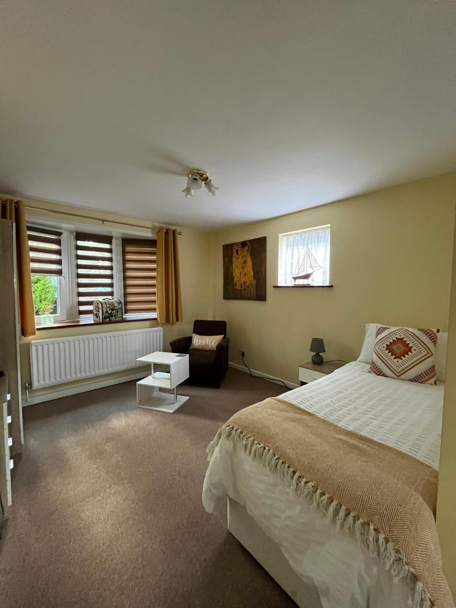 Quest Fulfiller - Near General Hospital, Free Parking & Garden Southampton