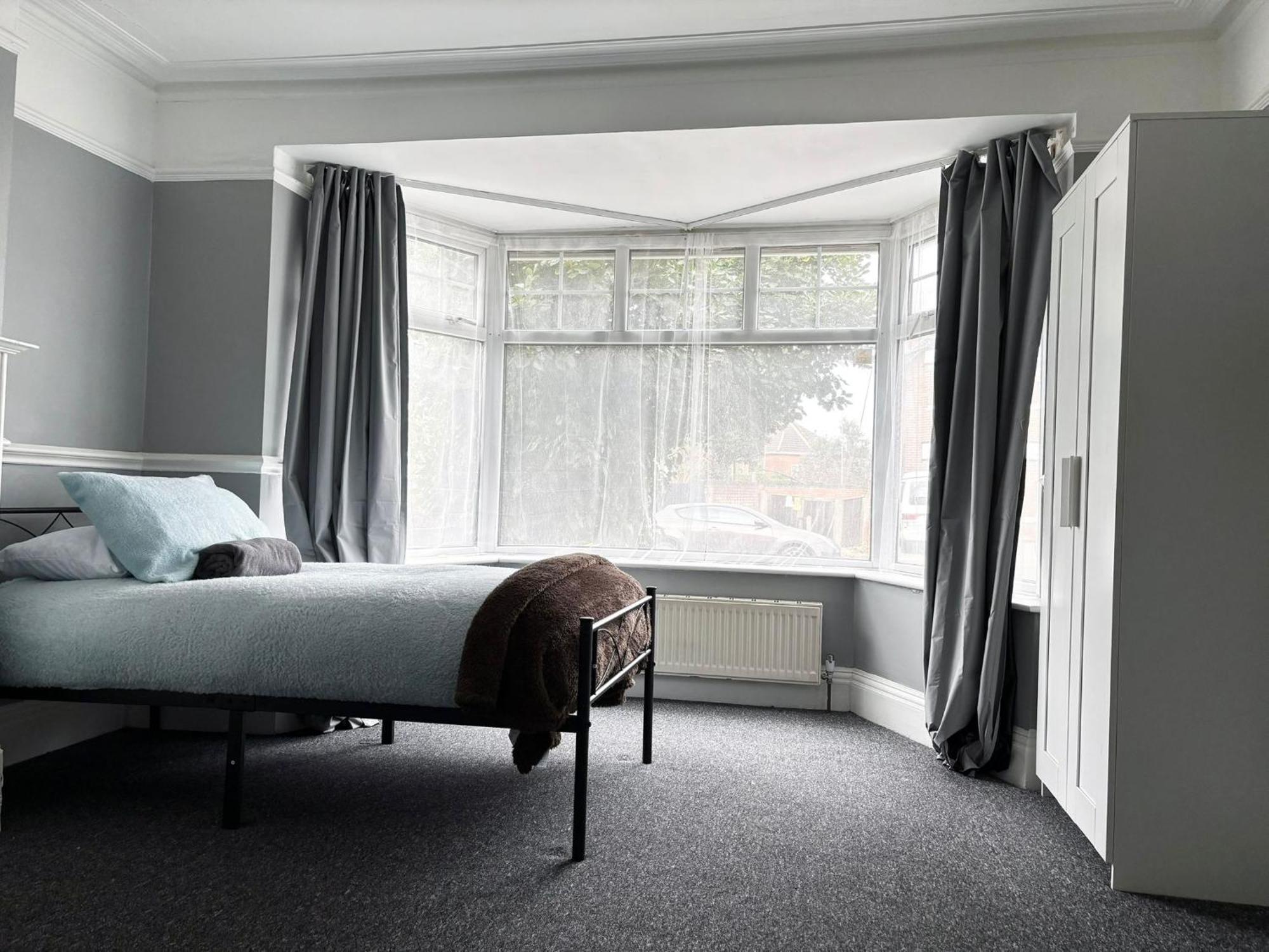 Shirley House 6, Guest House, Self Catering, Self Check In With Smart Locks, Use Of Fully Equipped Kitchen, Close To Centre, Ideal For Longer Stays, Excellent Transport Links *