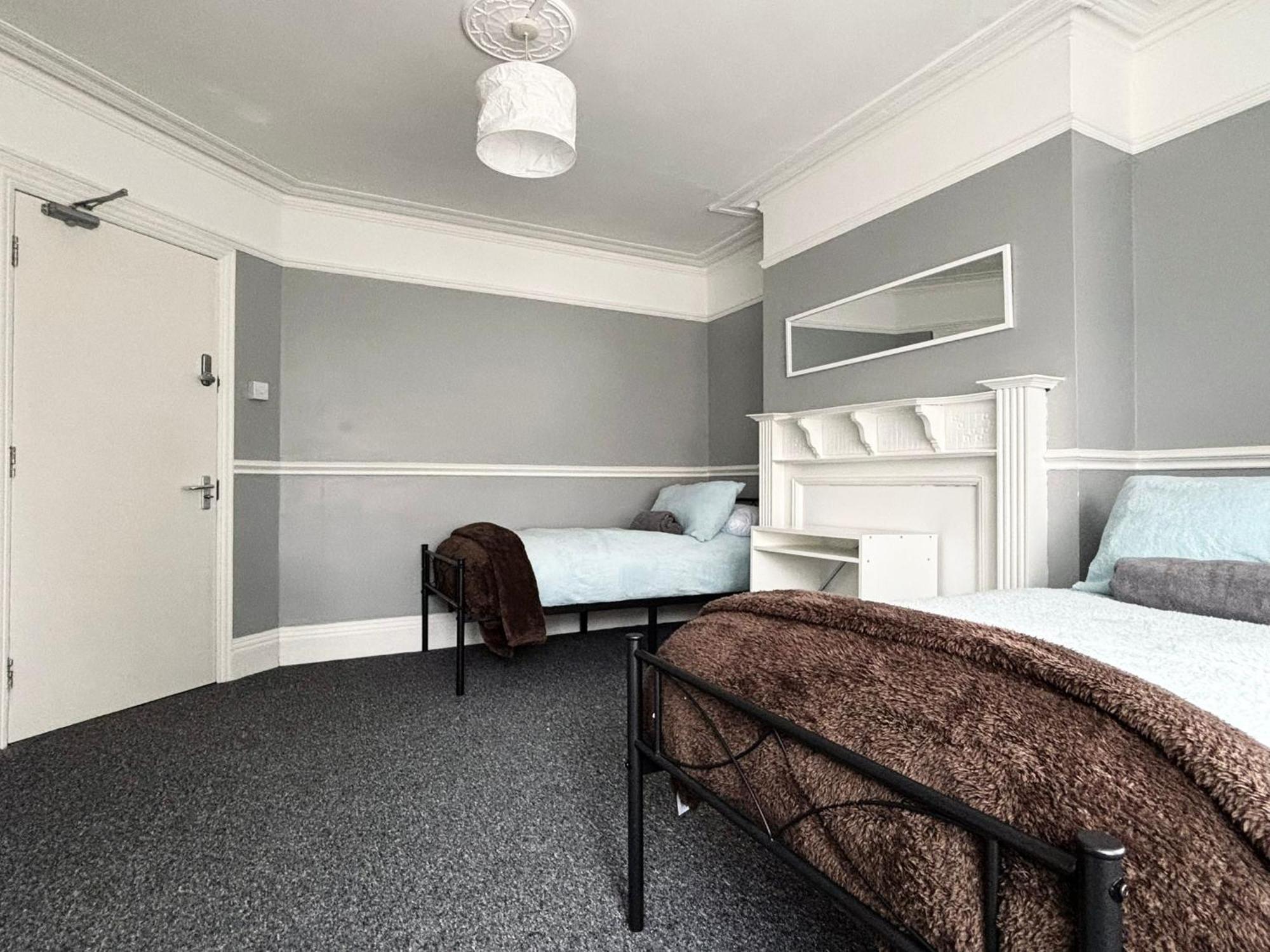 Shirley House 6, Guest House, Self Catering, Self Check In With Smart Locks, Use Of Fully Equipped Kitchen, Close To Centre, Ideal For Longer Stays, Excellent Transport Links