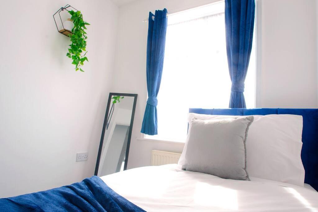 Vibrant 4 Bedroom House With Game Area & Garden *