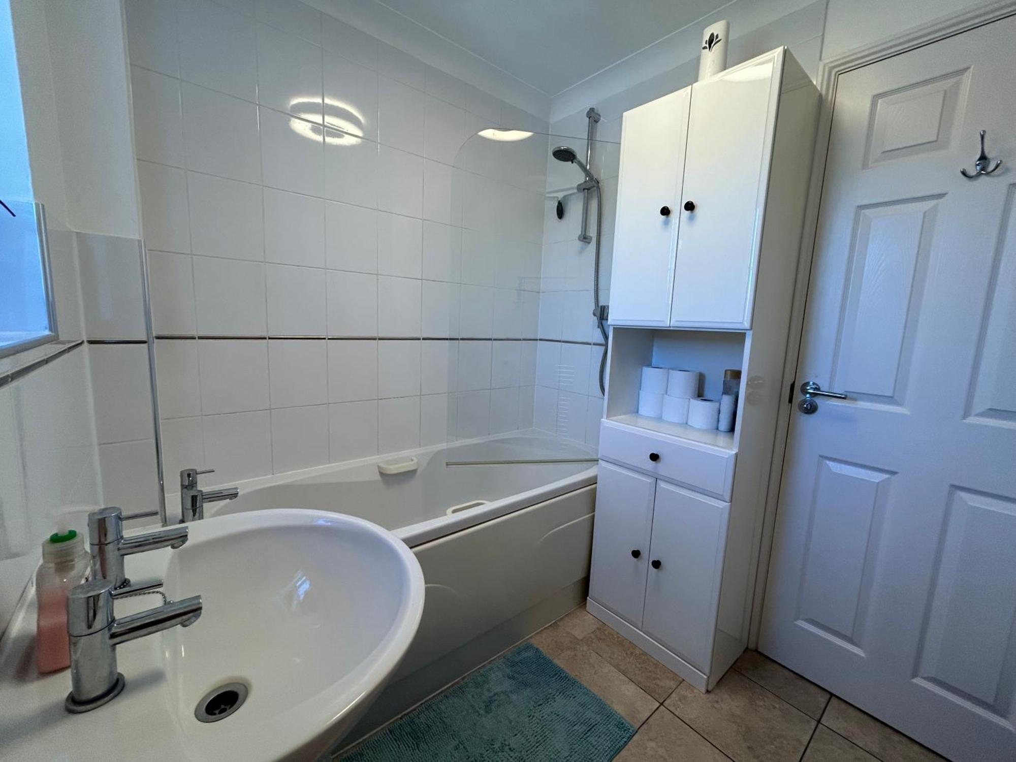 Holiday home Retreat King & Double With Parking
