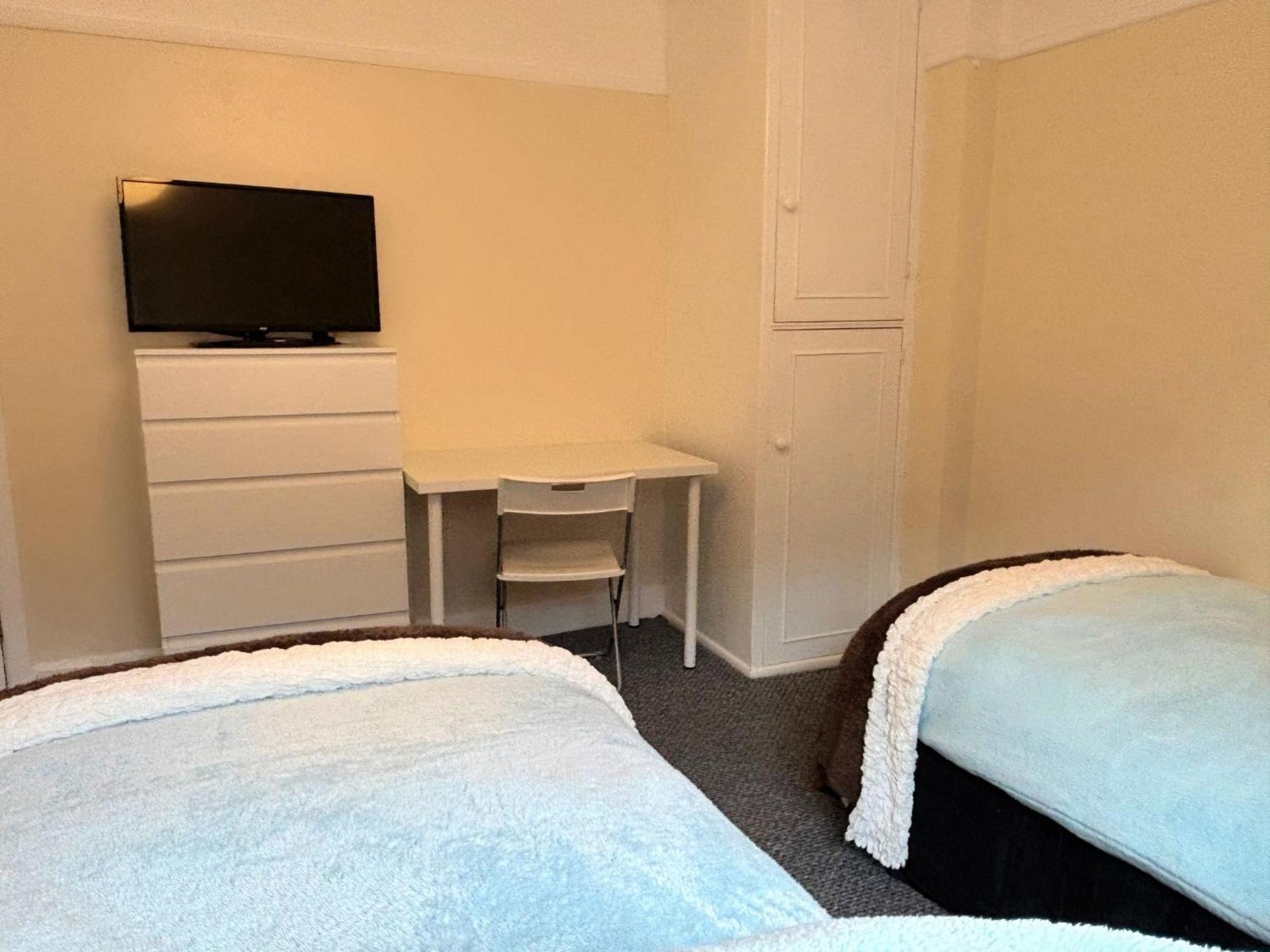 Guest house Shirley House: Centre Self-catering With Smart Access