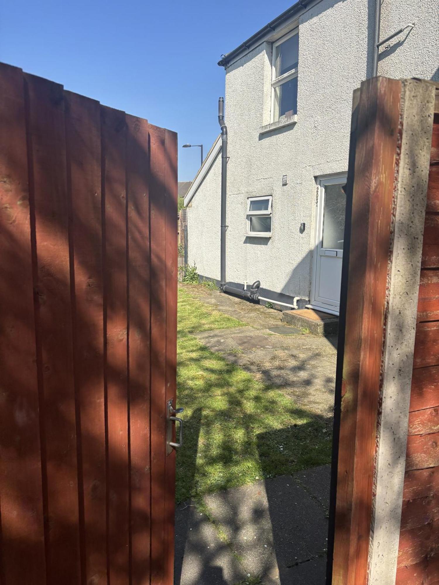 Urban Living - 2 Beds Apartment, Driveway Parking, Centrally Located!! Bed & Breakfast
